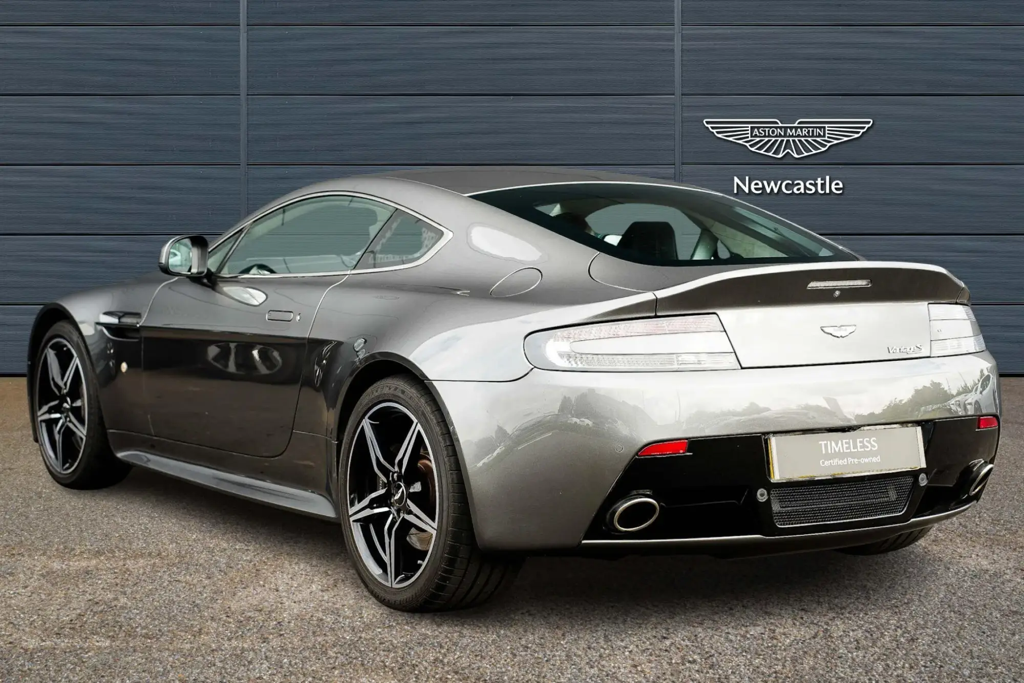 Aston Martin Vantage Image 4