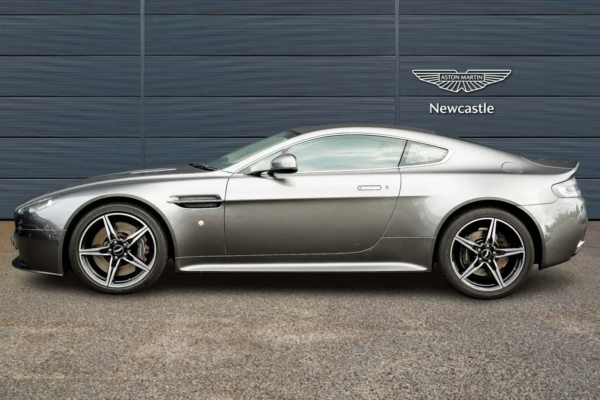 Aston Martin Vantage Image 5