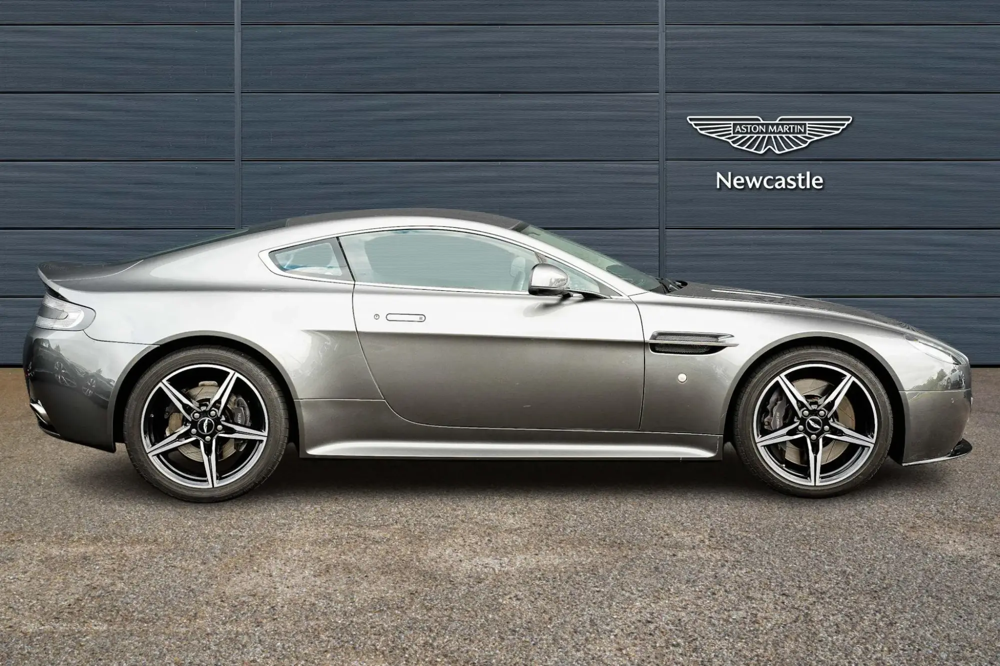 Aston Martin Vantage Image 7