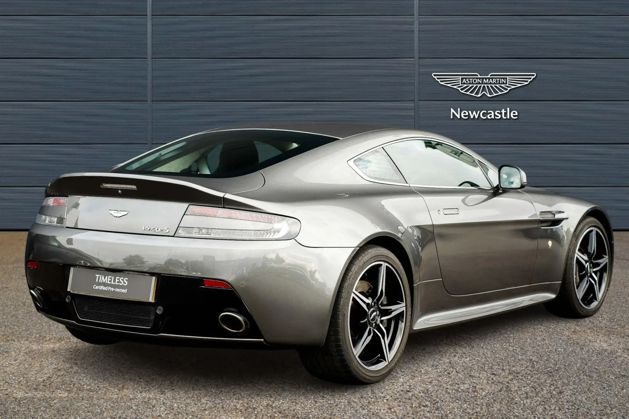 Aston Martin Vantage Image 8