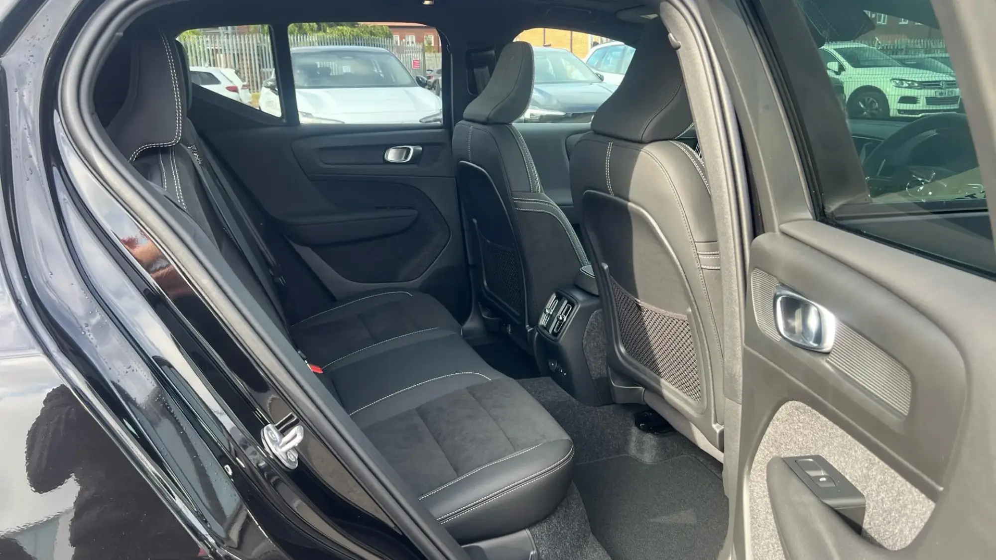 Volvo EX40 Image 6