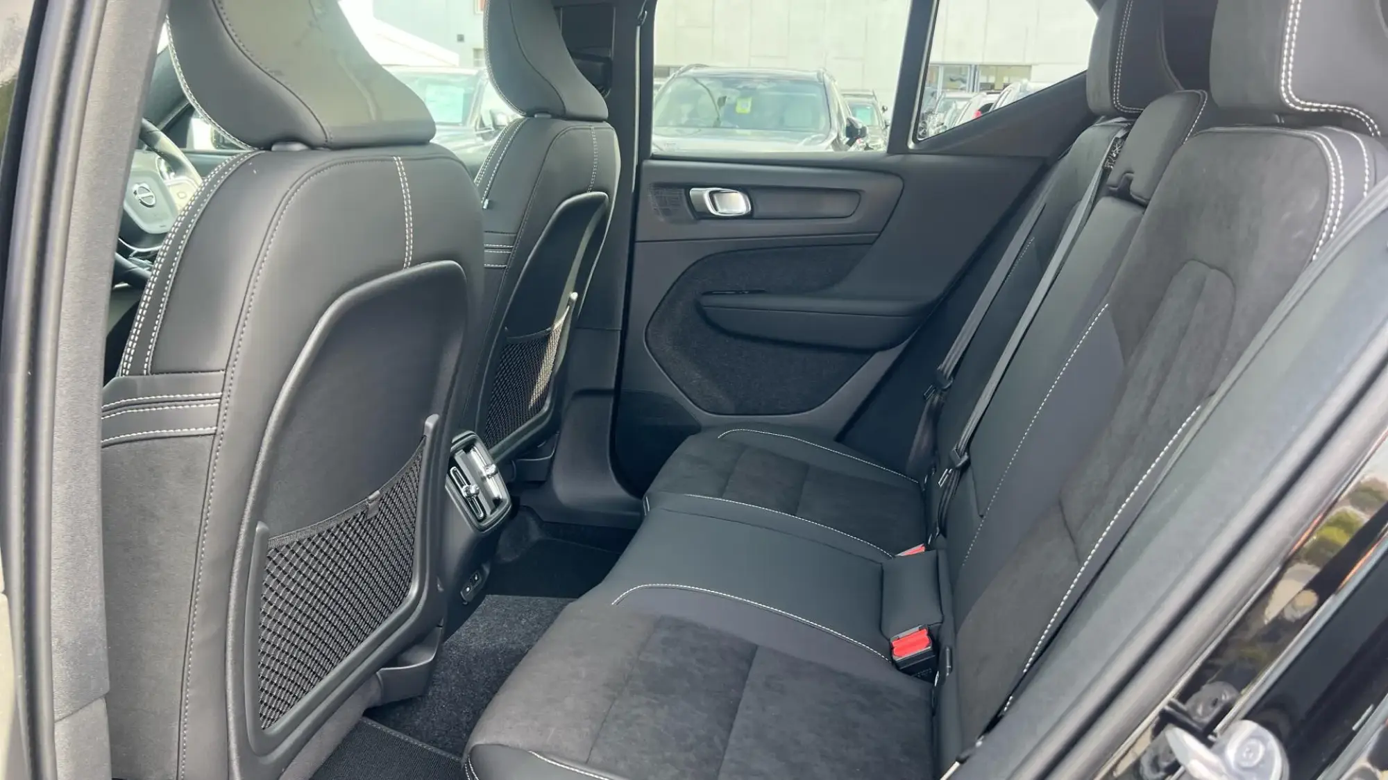 Volvo EX40 Image 33