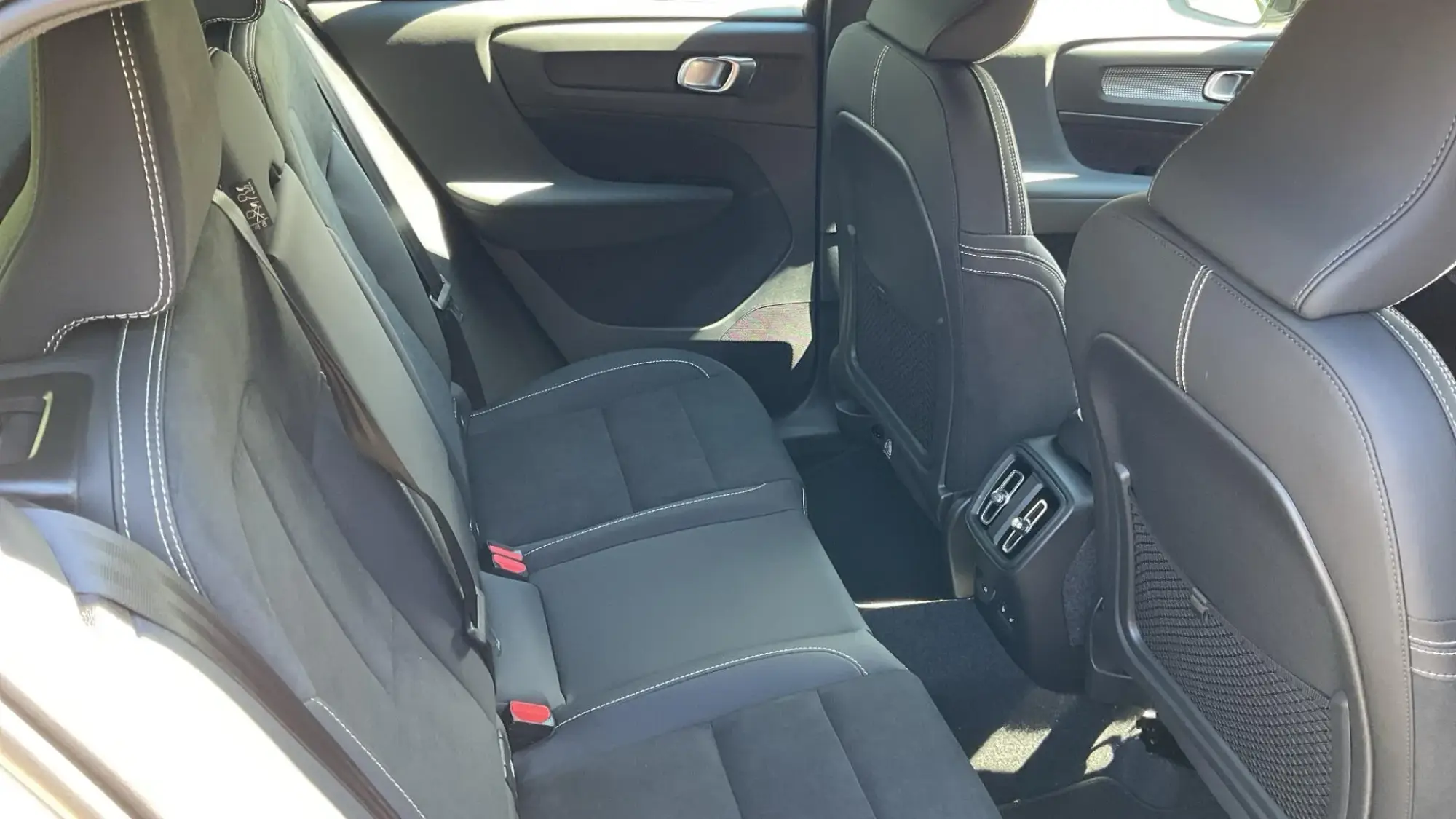Volvo EX40 Image 6