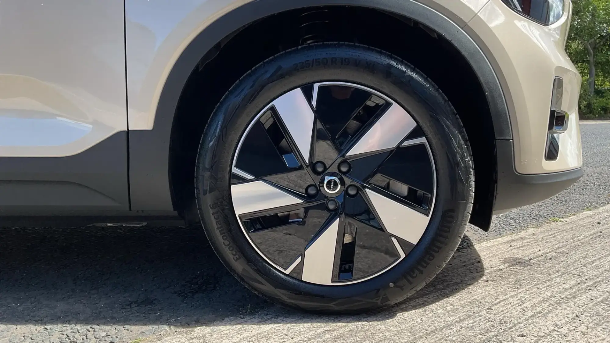 Volvo EX40 Image 9
