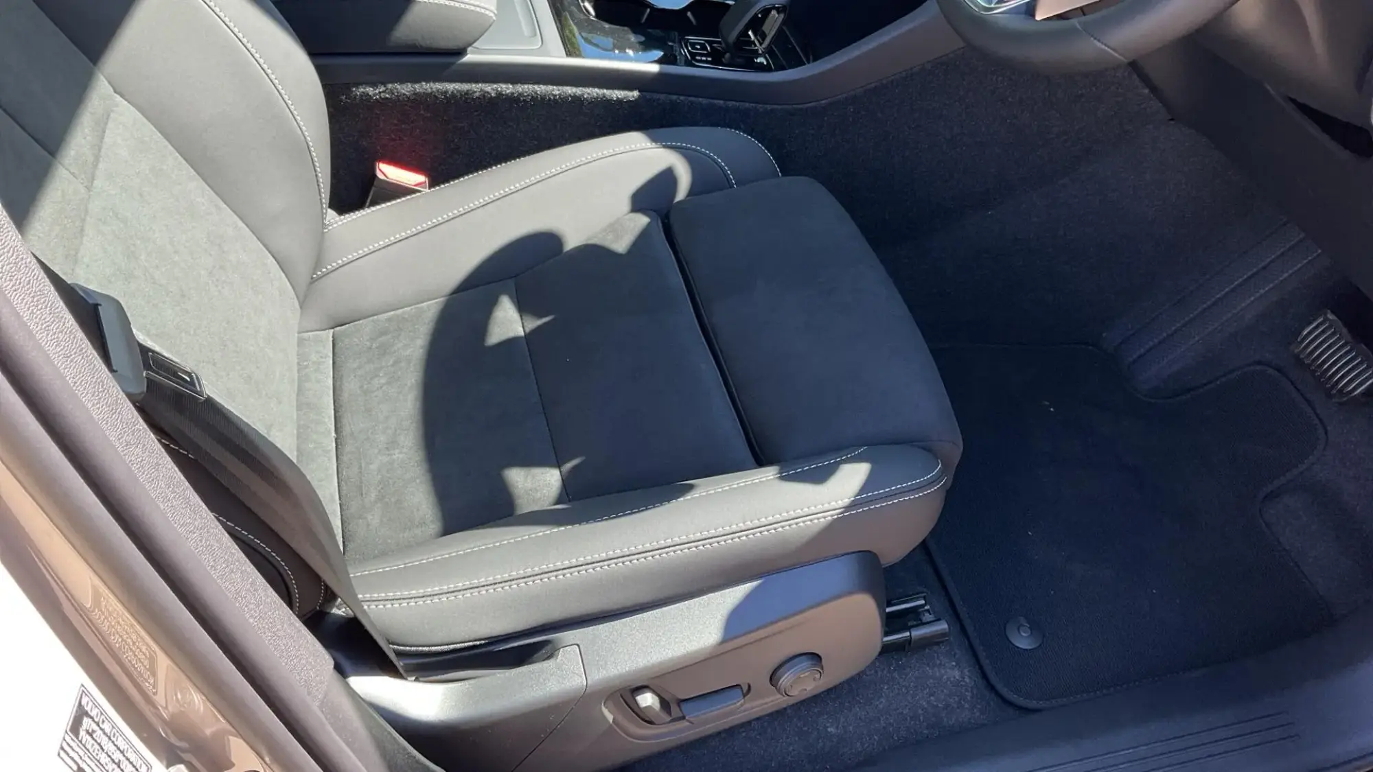Volvo EX40 Image 30