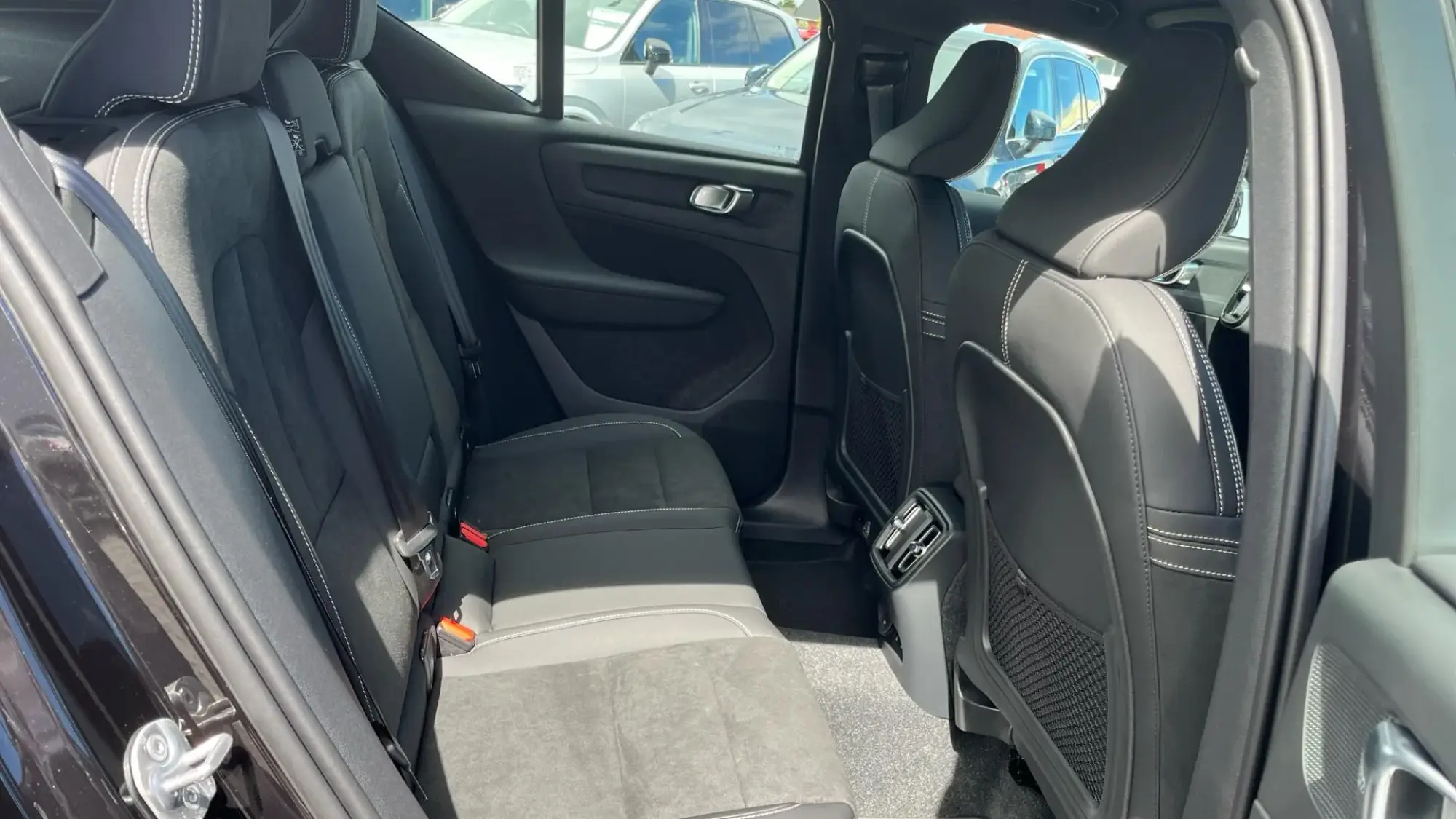 Volvo EX40 Image 6