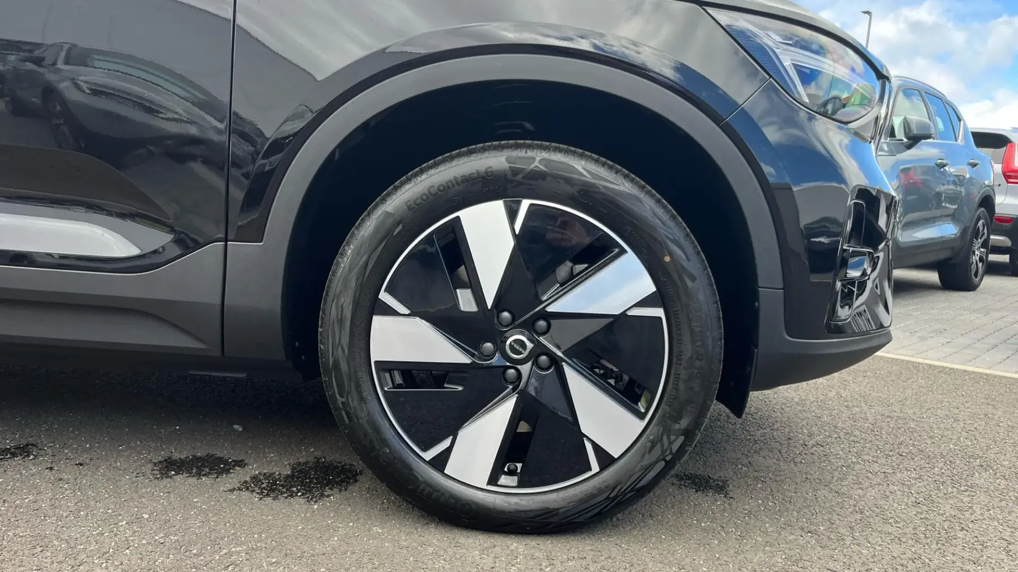 Volvo EX40 Image 9
