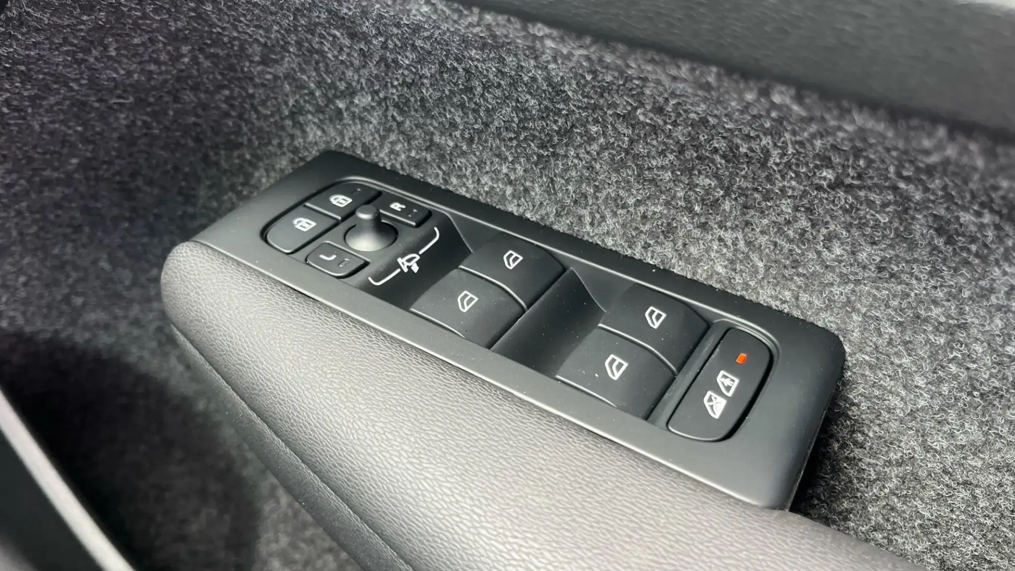 Volvo EX40 Image 23