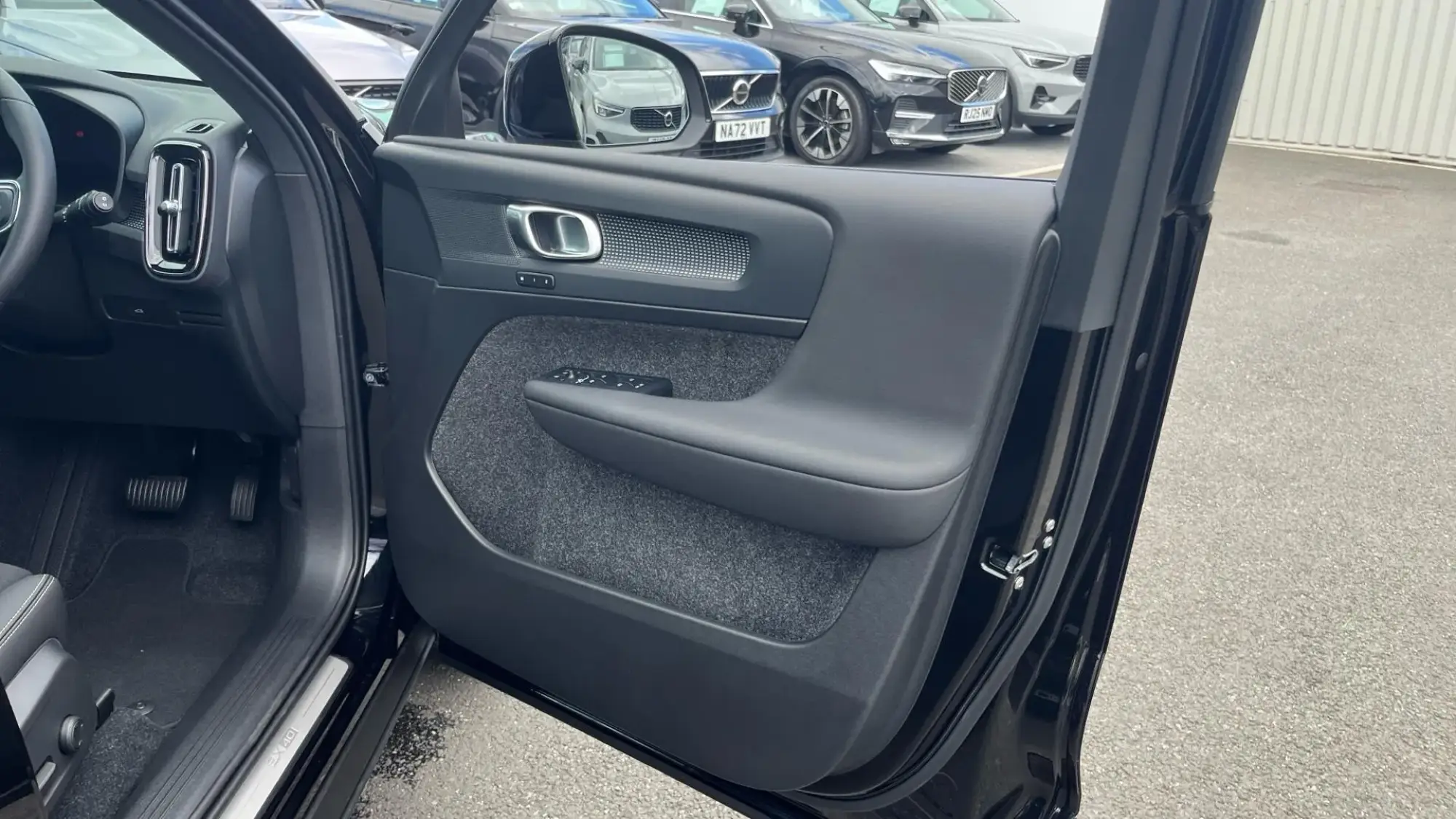 Volvo EX40 Image 27