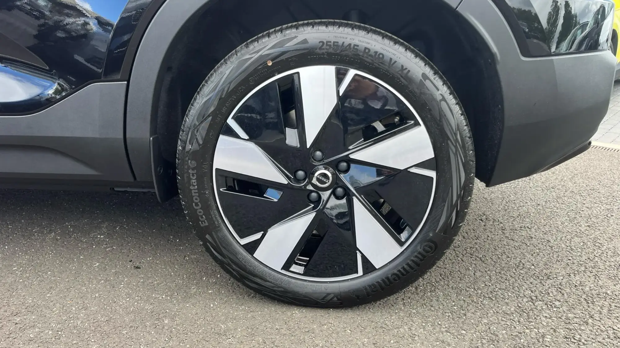 Volvo EX40 Image 33