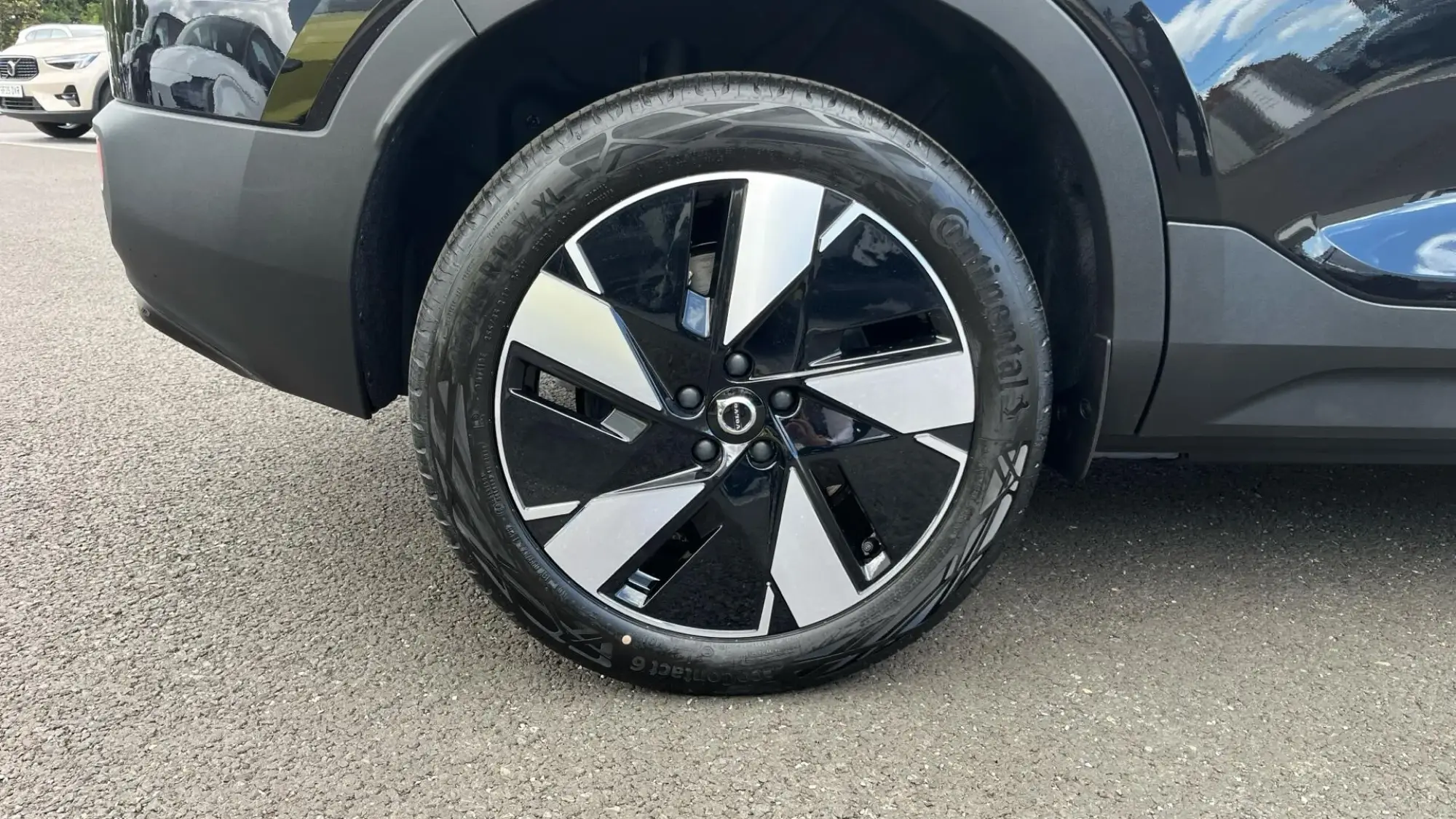 Volvo EX40 Image 35