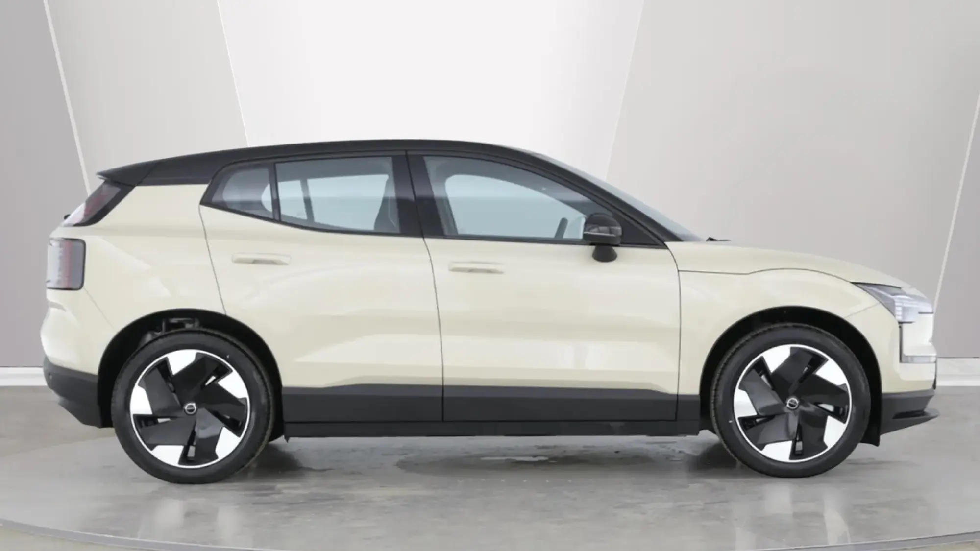 Volvo EX30 Twin Performance 69kWh Plus Auto AWD 5dr OW75YBU Image 2