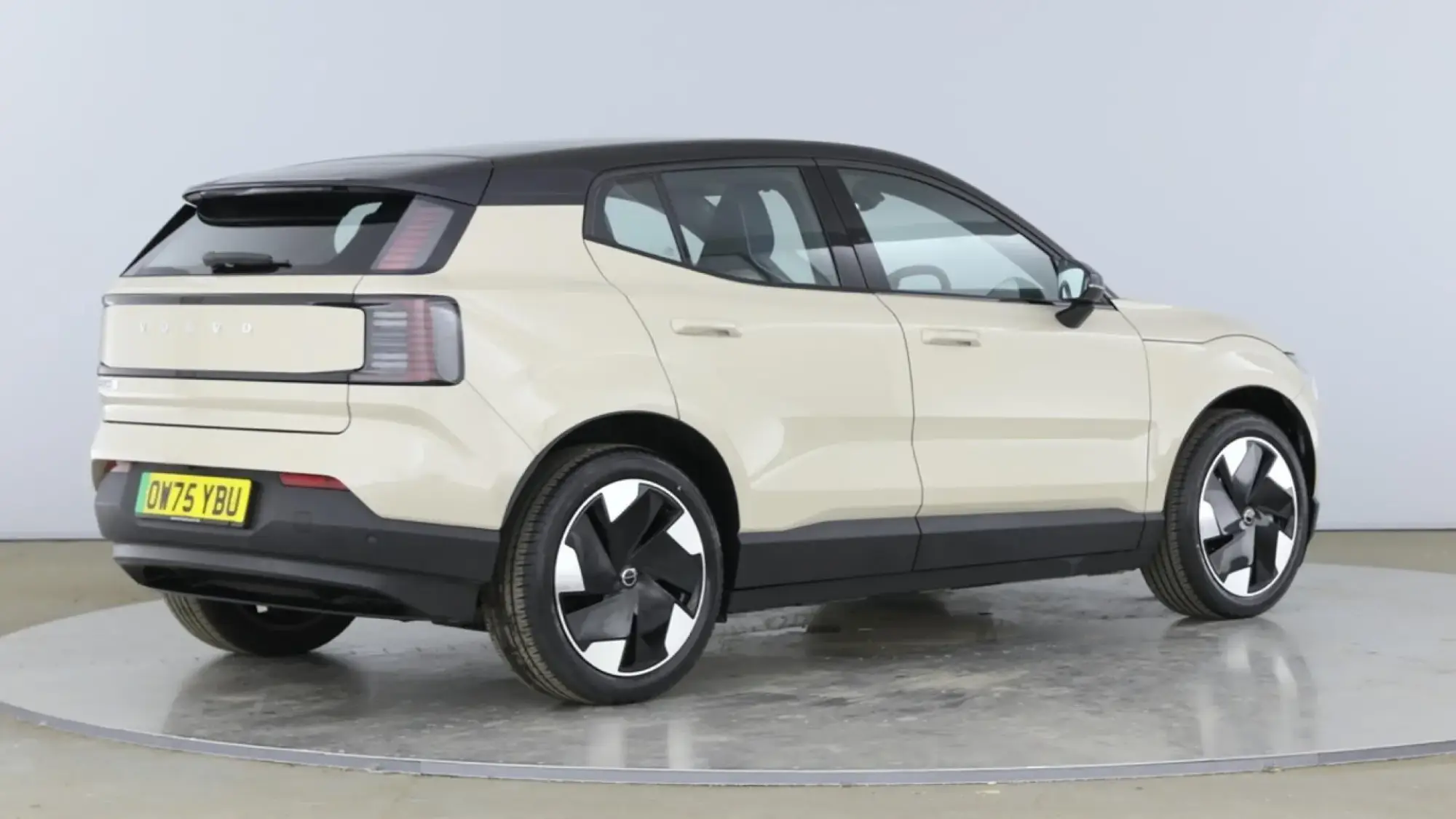 Volvo EX30 Twin Performance 69kWh Plus Auto AWD 5dr OW75YBU Image 3