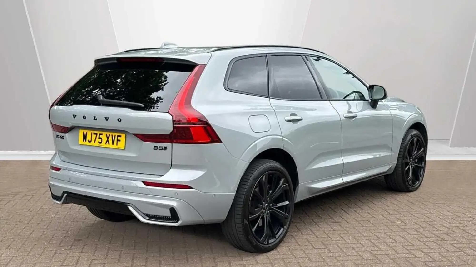 Volvo XC60 2.0 B5 MHEV Plus Black Edition Auto AWD Euro 6 (s/s) 5dr WJ75XVF Image 2