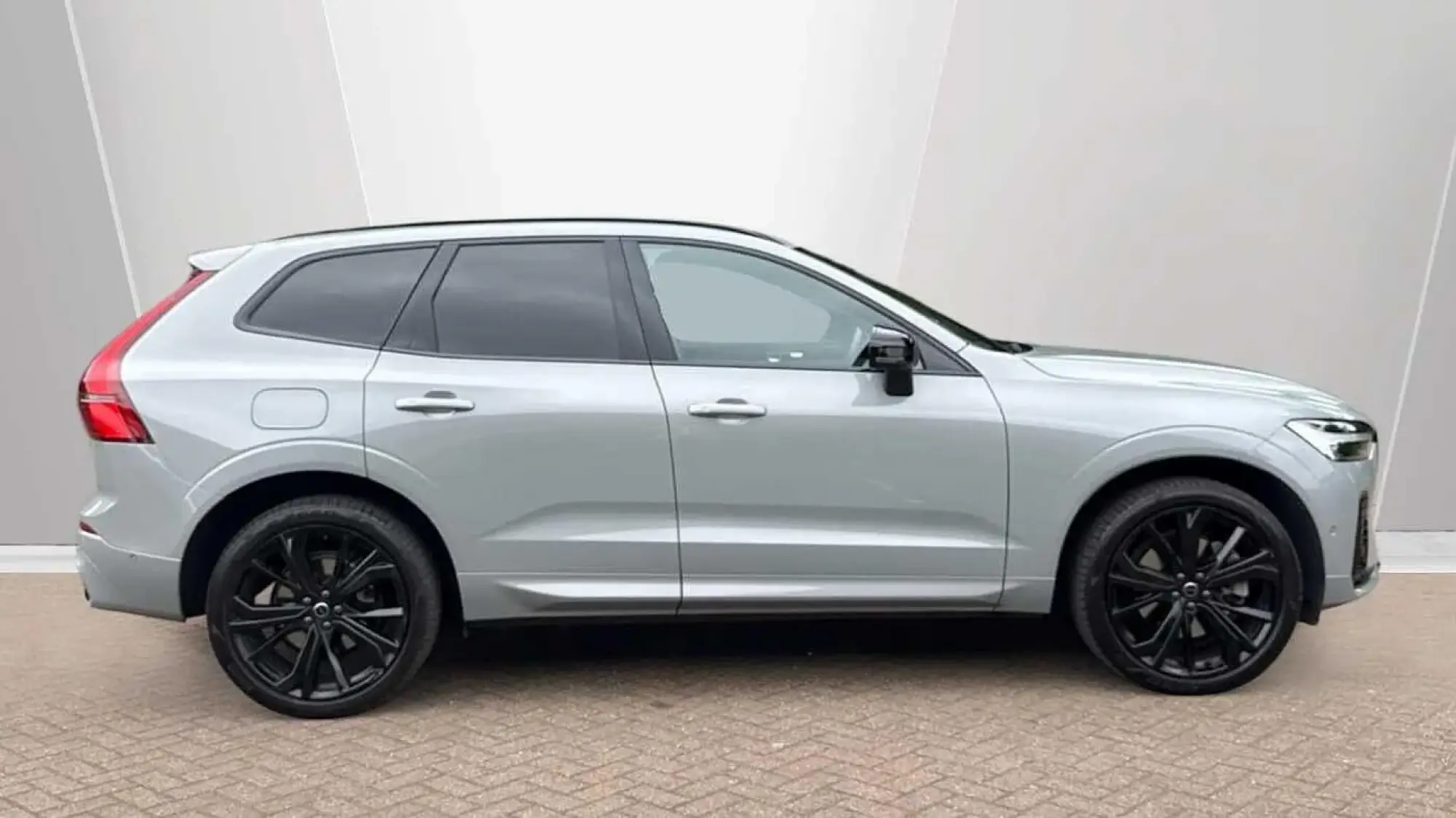 Volvo XC60 2.0 B5 MHEV Plus Black Edition Auto AWD Euro 6 (s/s) 5dr WJ75XVF Image 3