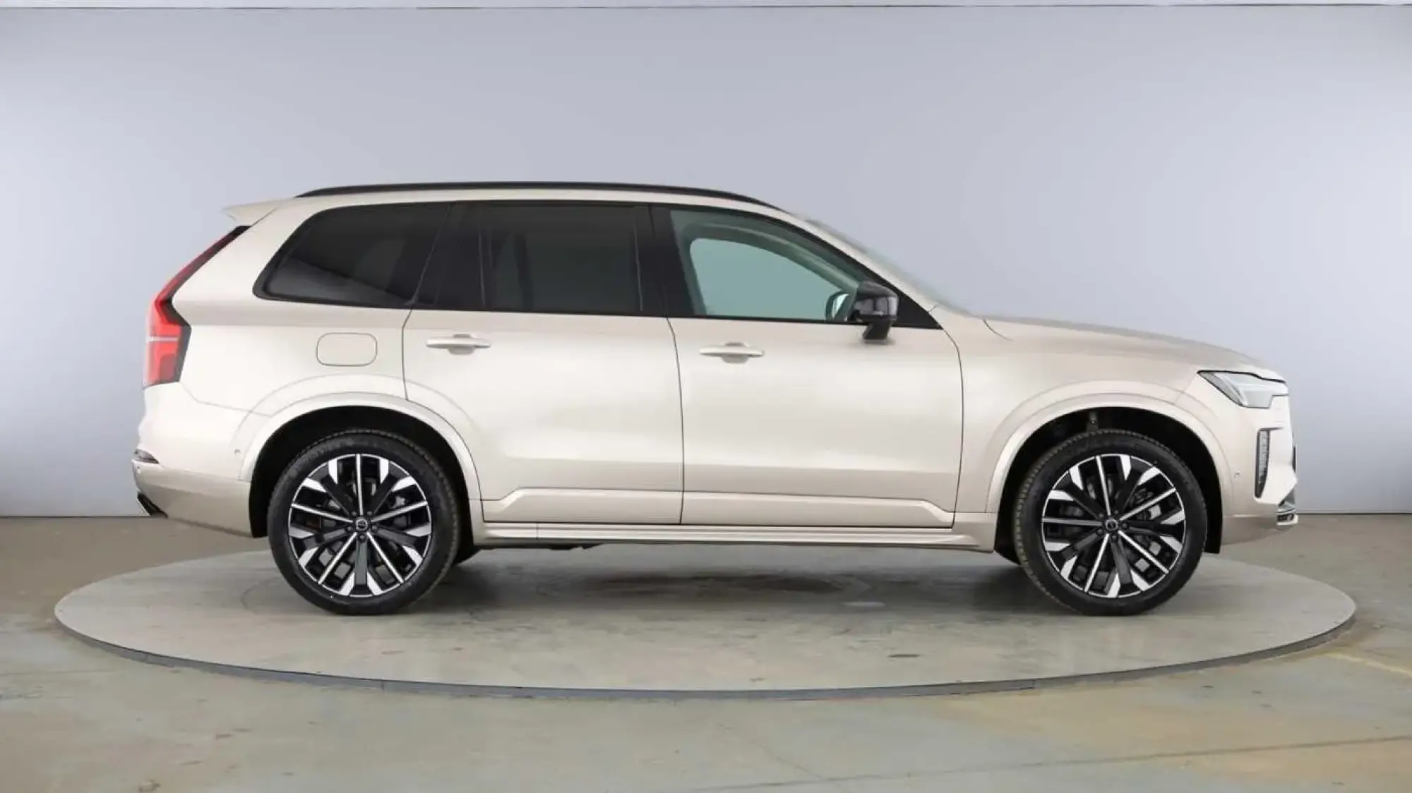 Volvo XC90 Plug-In Hybrid 2.0 T8 18.8kWh Plus Auto 4WD Euro 6 (s/s) 5dr OE75ZXP Image 2 Volvo XC90 Plug-In Hybrid 2.0 T8 18.8kWh Plus Auto 4WD Euro 6 (s/s) 5dr OE75ZXP Image 2