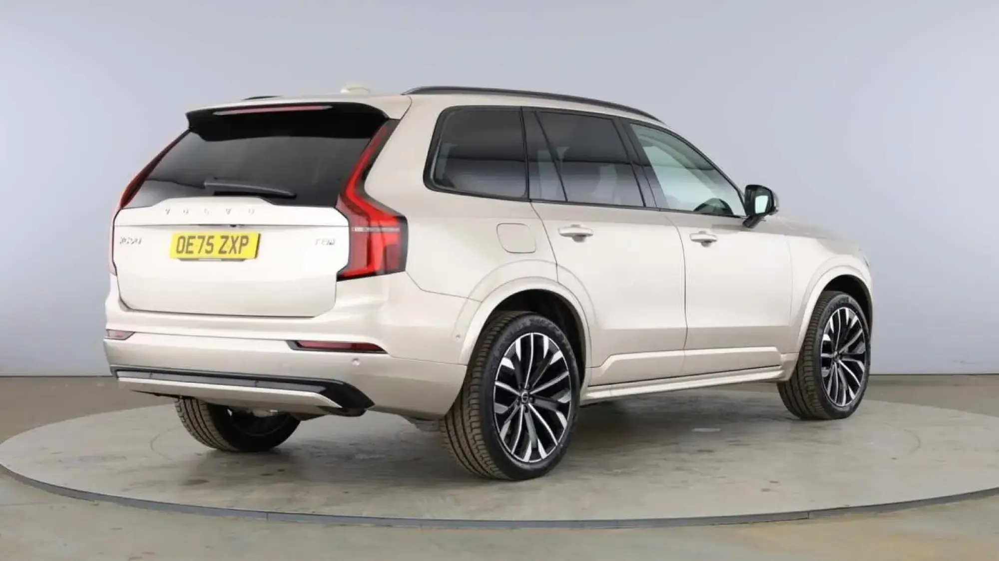 Volvo XC90 Plug-In Hybrid 2.0 T8 18.8kWh Plus Auto 4WD Euro 6 (s/s) 5dr OE75ZXP Image 3 Volvo XC90 Plug-In Hybrid 2.0 T8 18.8kWh Plus Auto 4WD Euro 6 (s/s) 5dr OE75ZXP Image 3
