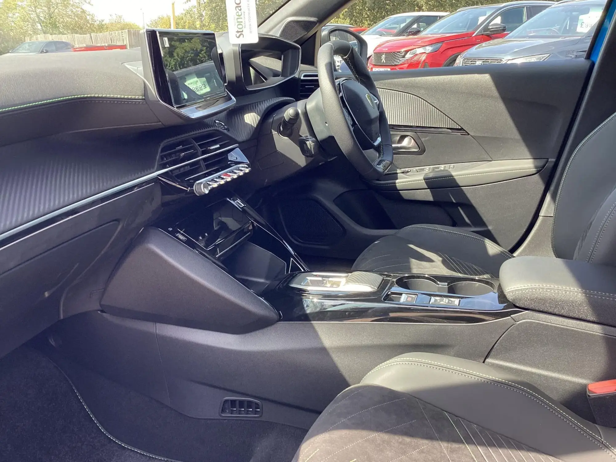 Peugeot 208 Image 11