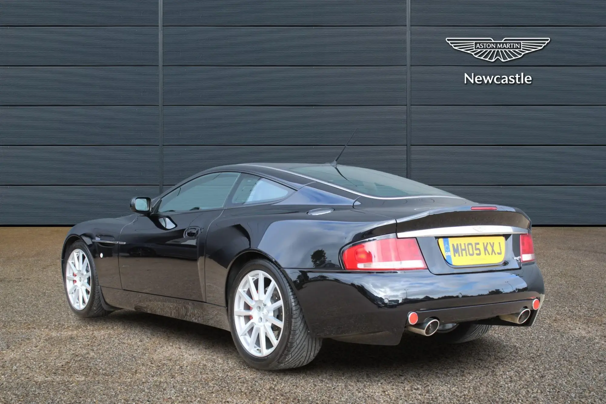 Aston Martin Vanquish Image 4
