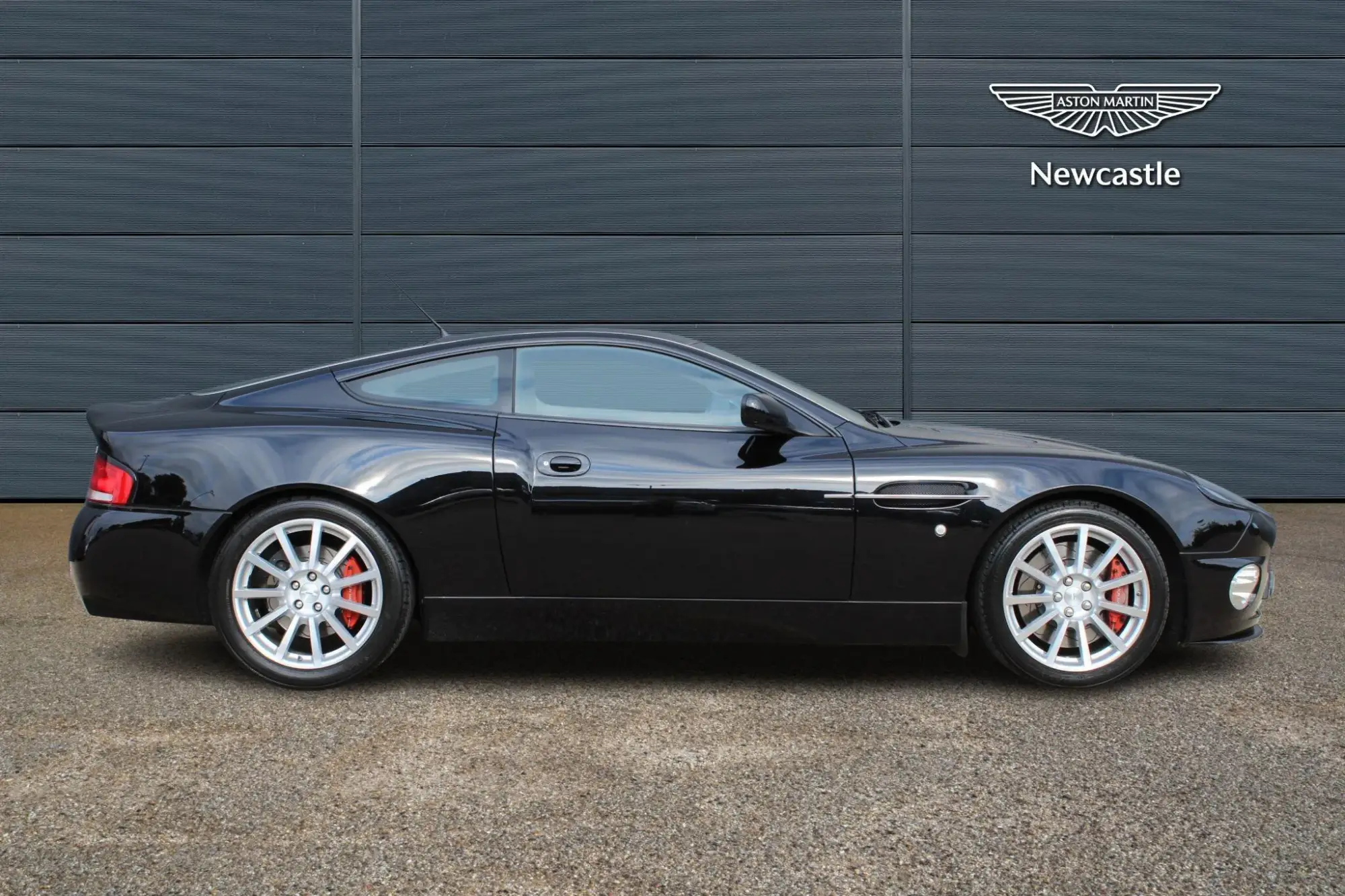Aston Martin Vanquish Image 7