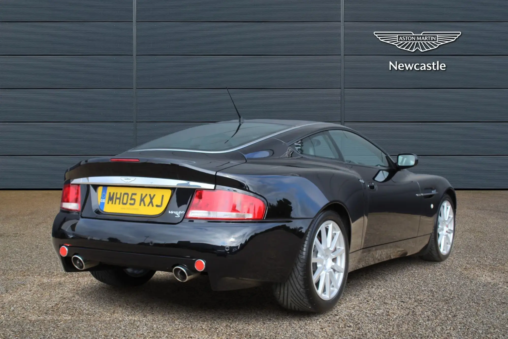 Aston Martin Vanquish Image 8