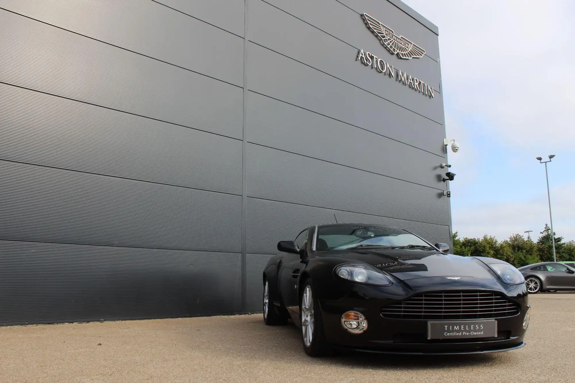 Aston Martin Vanquish Image 9