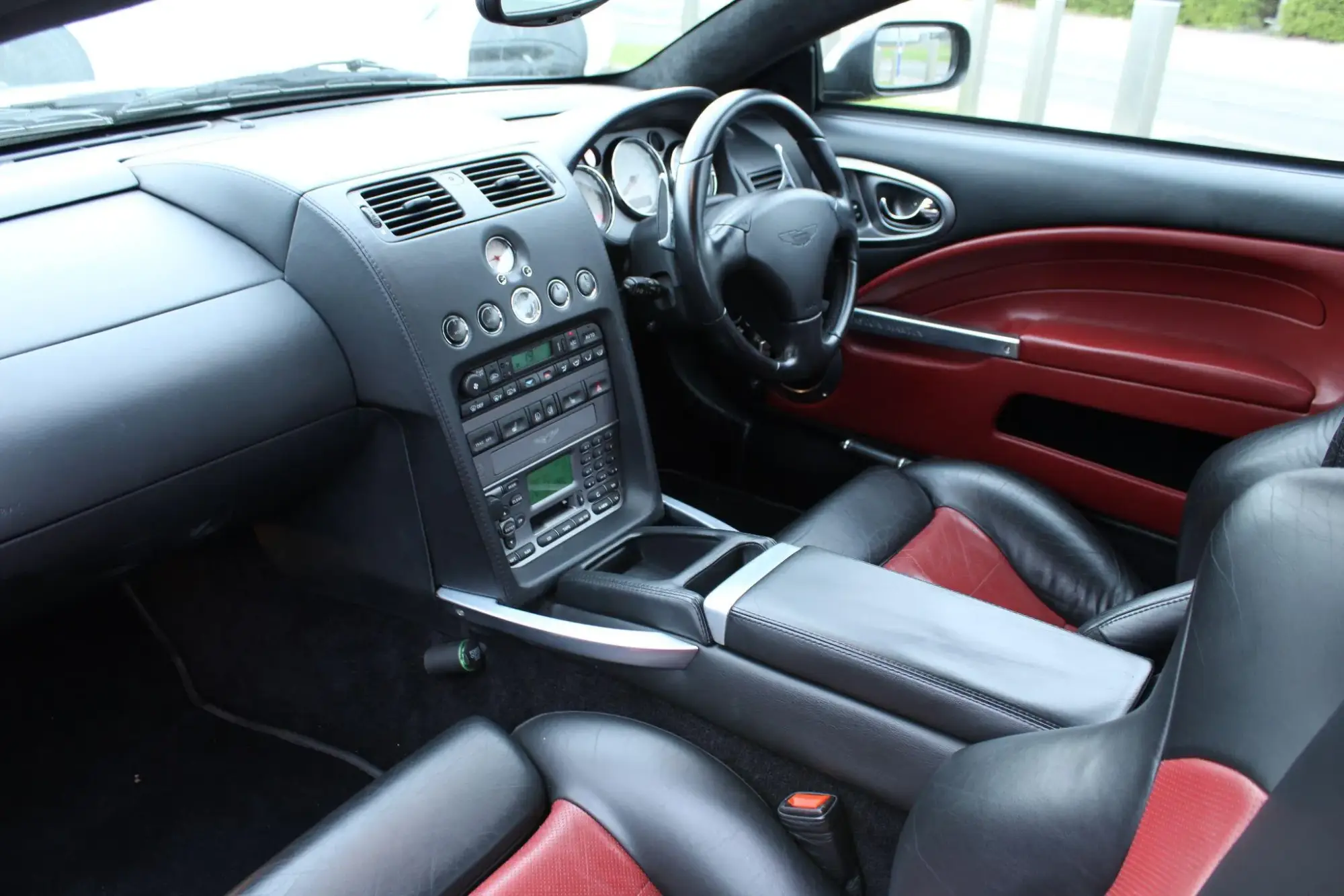 Aston Martin Vanquish Image 11