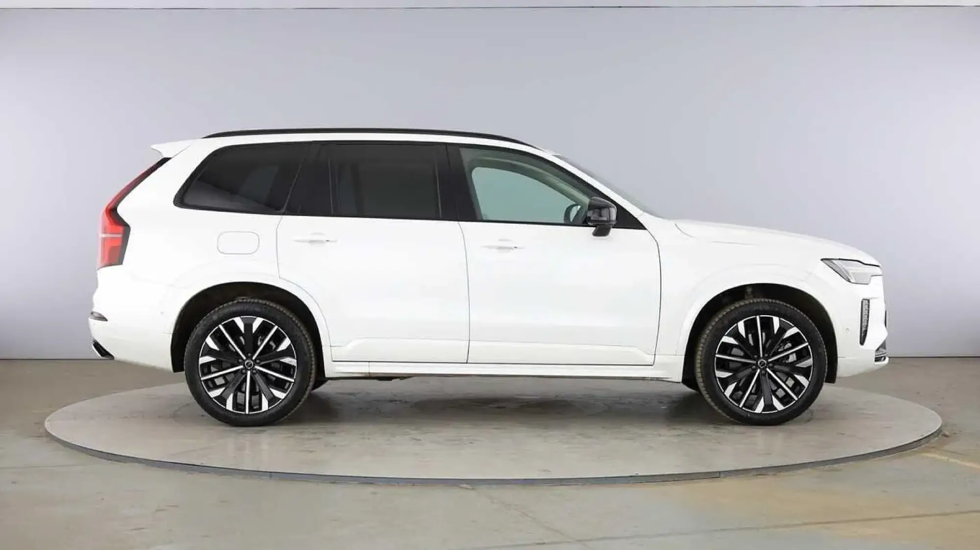 Volvo XC90 Plug-In Hybrid Image 2 Volvo XC90 Plug-In Hybrid Image 2