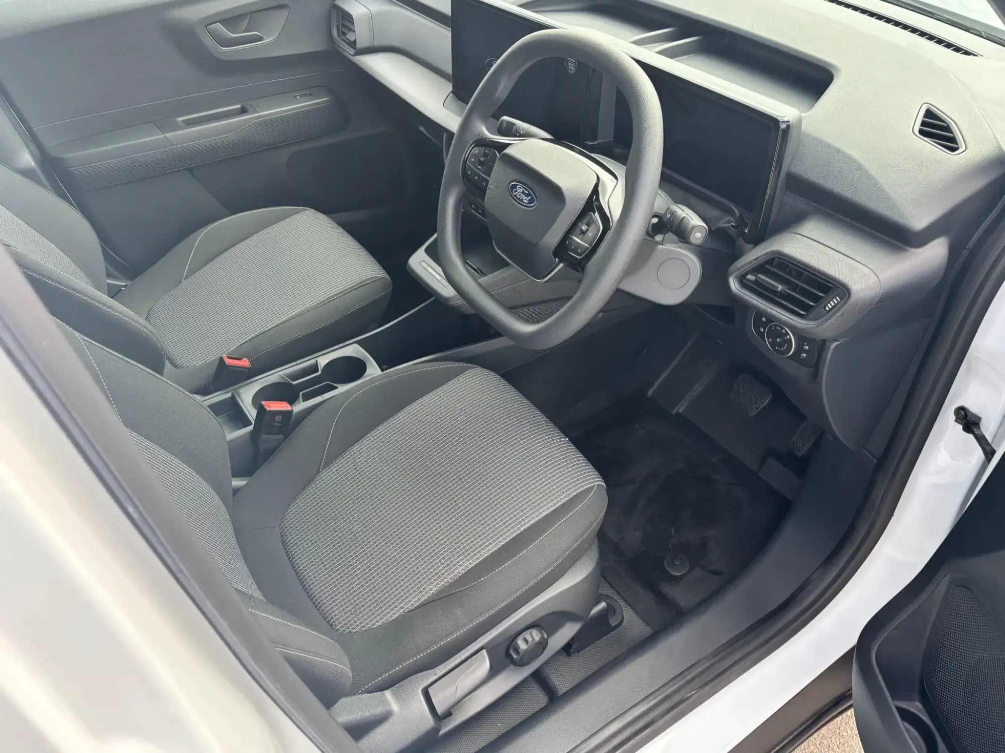 Ford E-Transit Courier Image 9