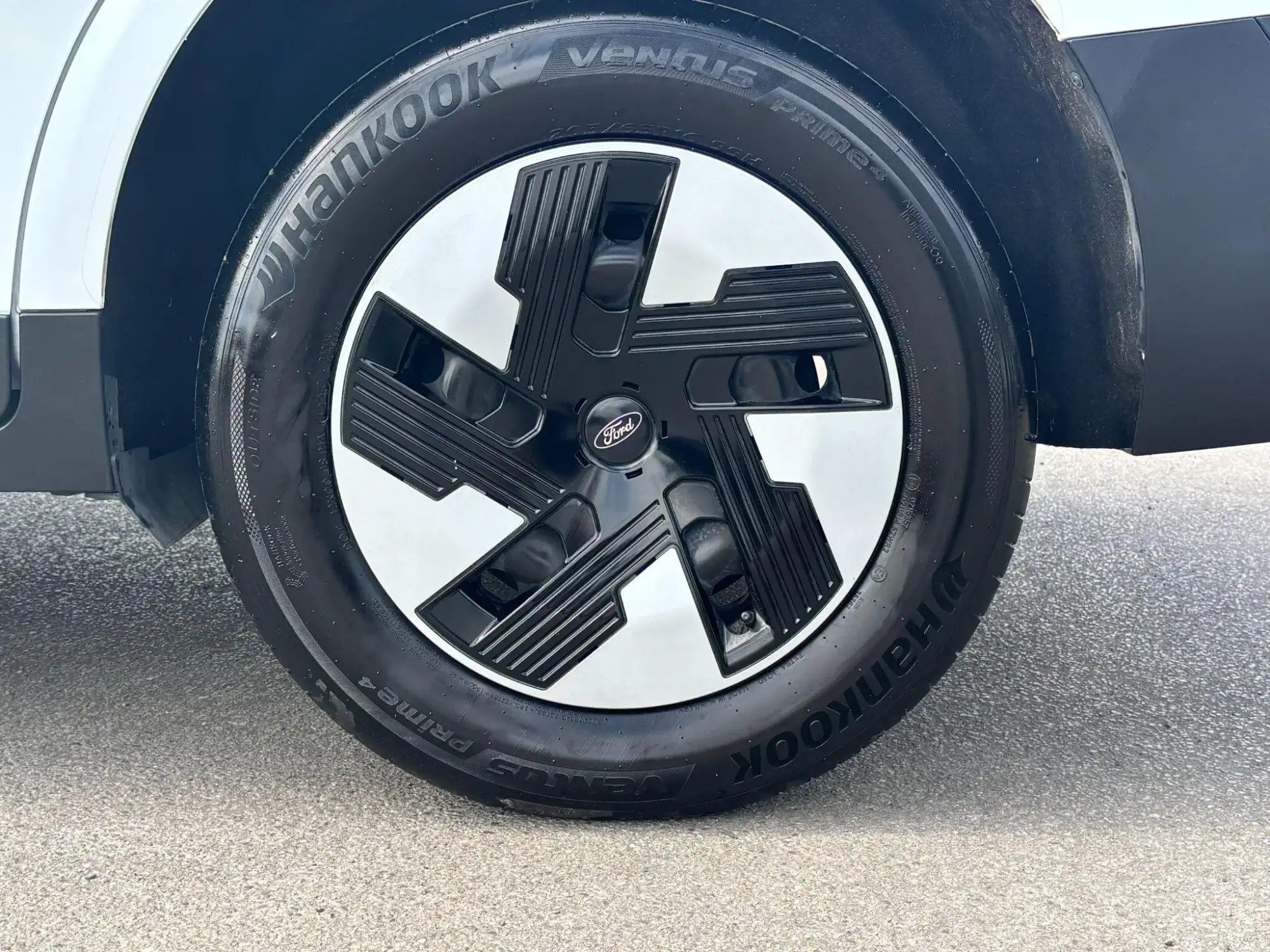 Ford E-Transit Courier Image 15