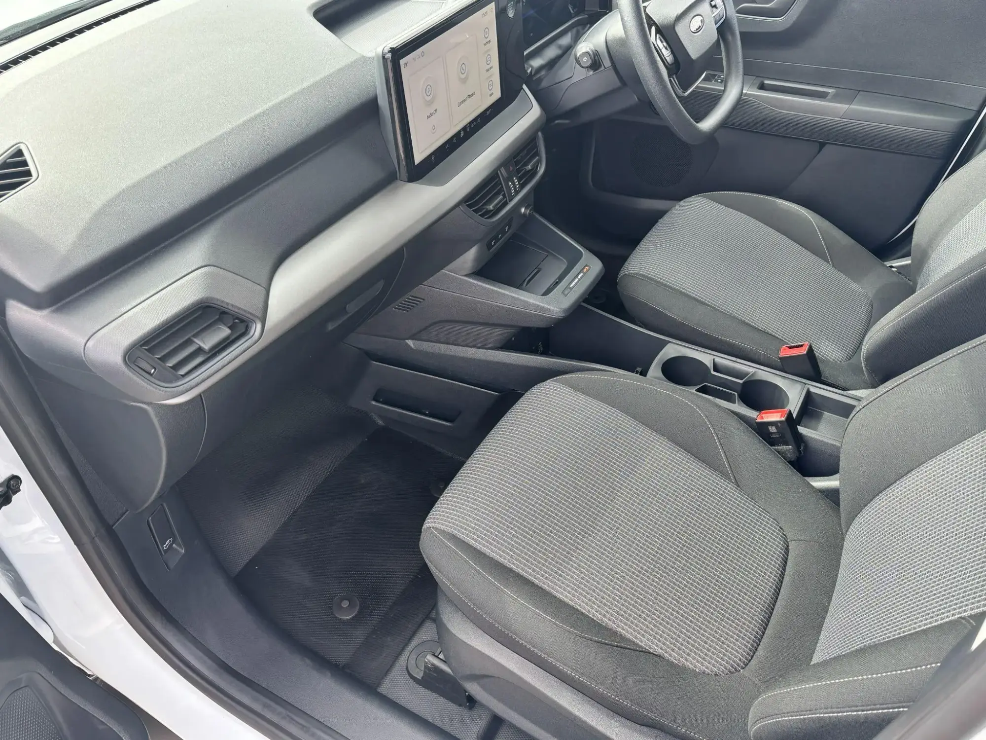 Ford E-Transit Courier Image 18