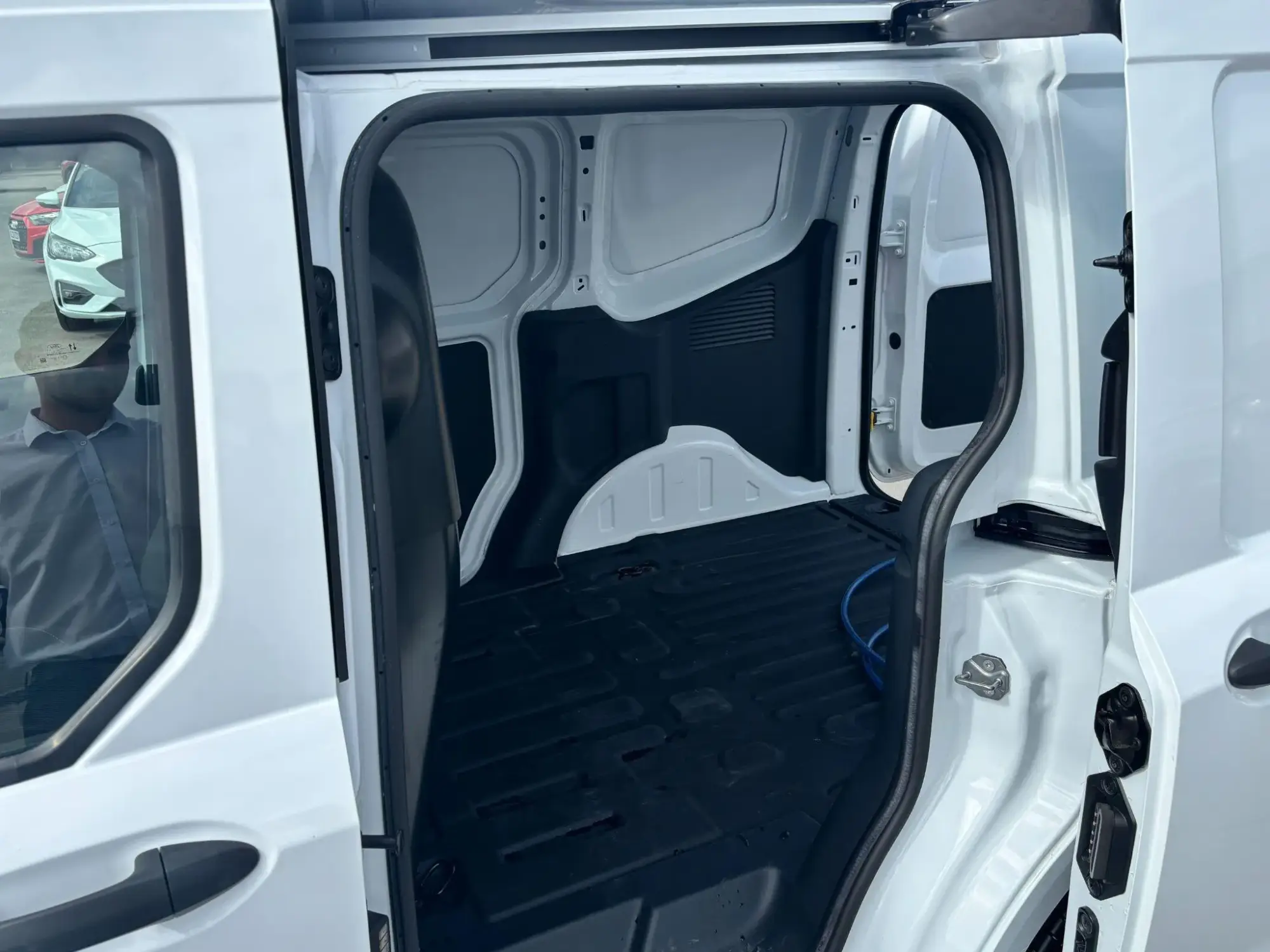 Ford E-Transit Courier Image 19