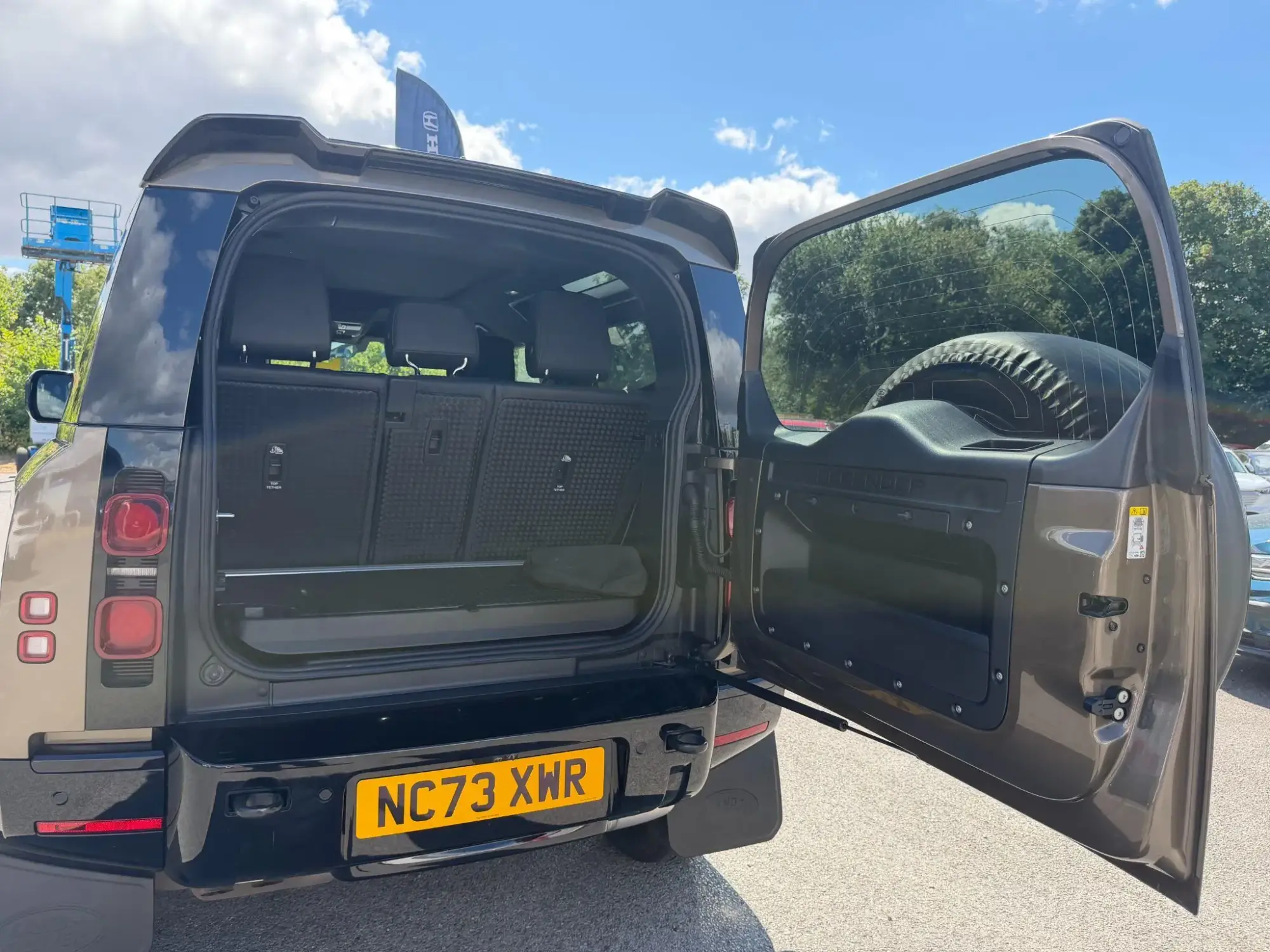 Land Rover Defender 90 Image 10 Land Rover Defender 90 Image 10