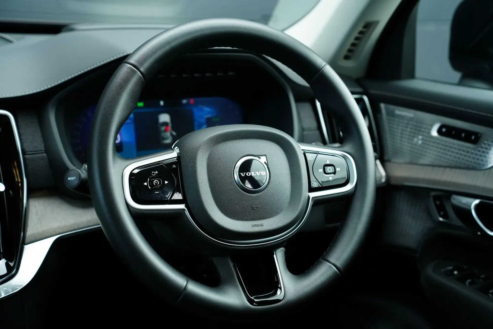 Volvo XC90 Plug-In Hybrid Image 10