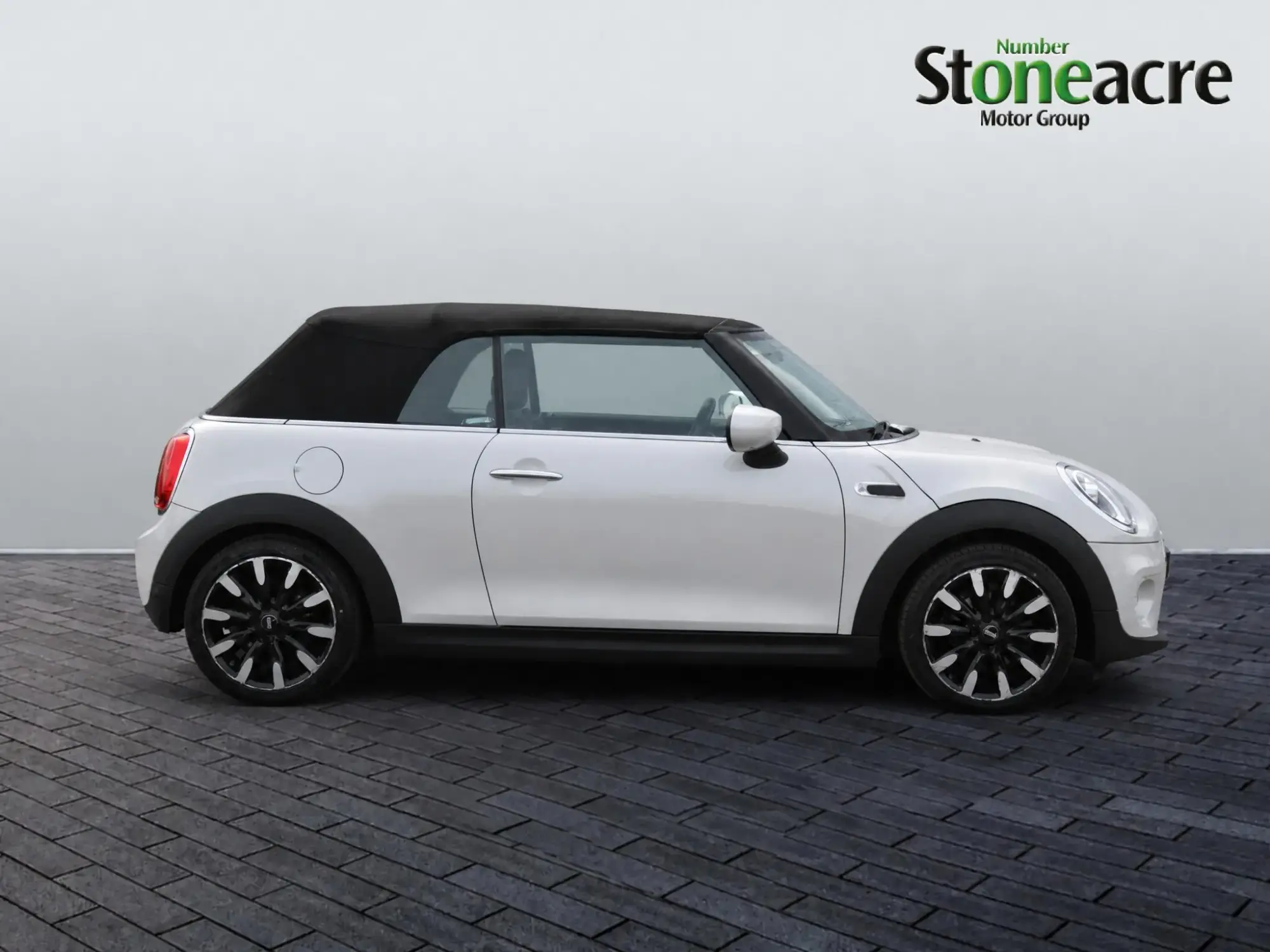 MINI Convertible 1.5 Cooper Exclusive Euro 6 (s/s) 2dr PE19XWR Image 2