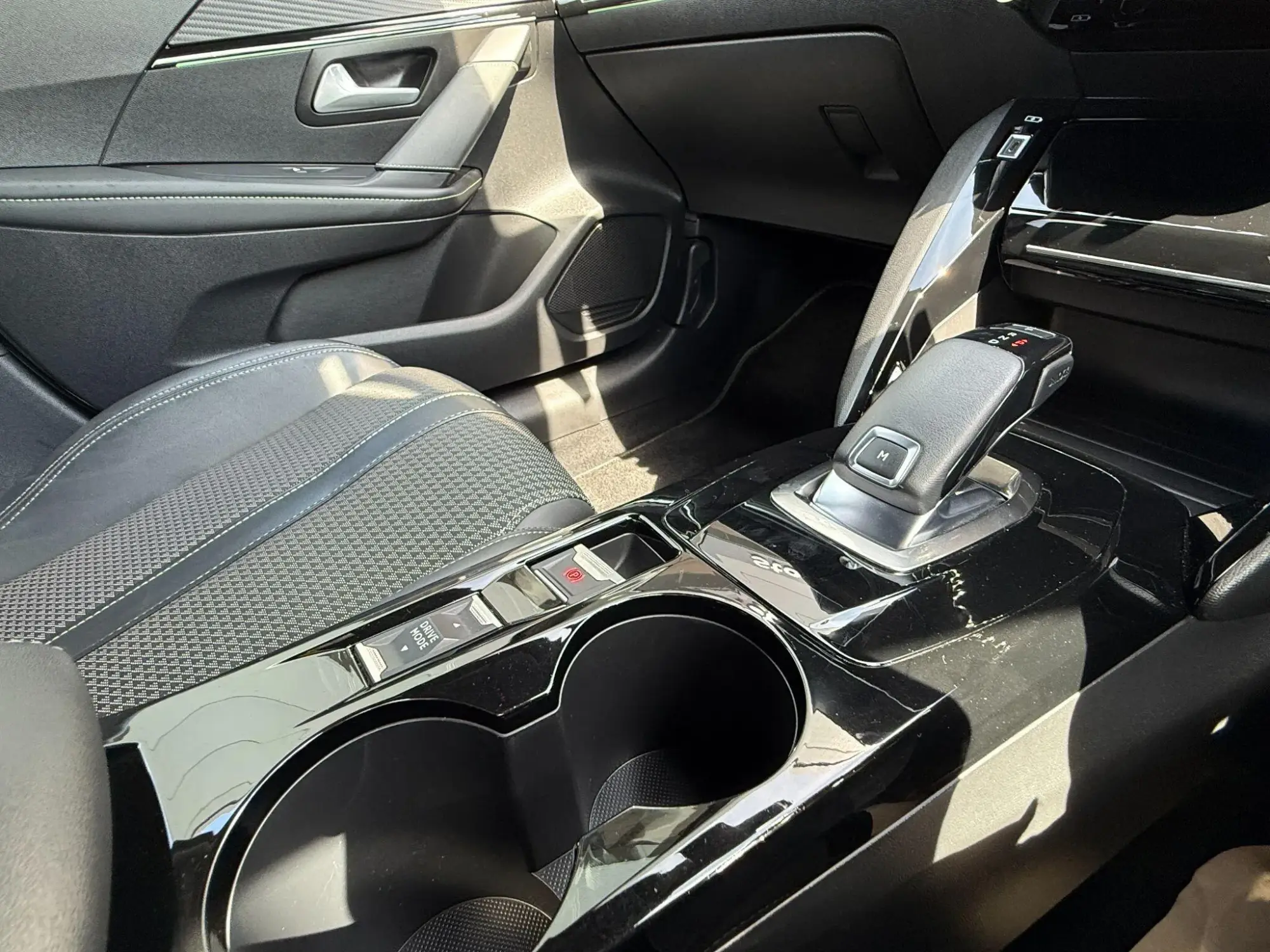 Peugeot 208 Image 11