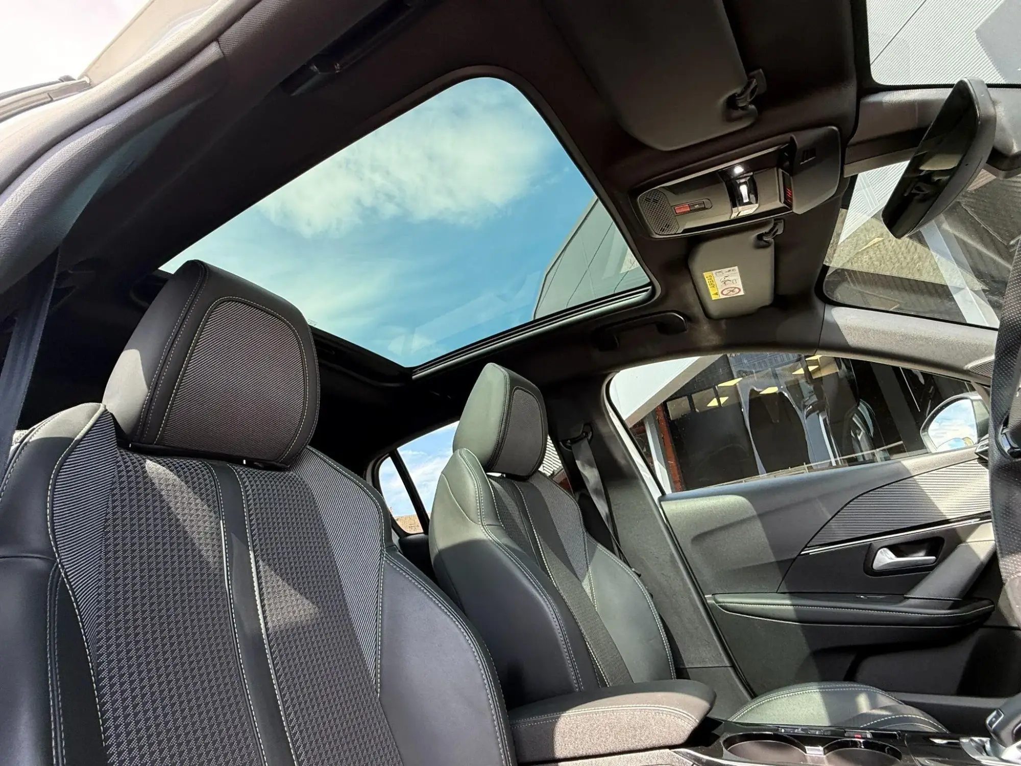 Peugeot 208 Image 12