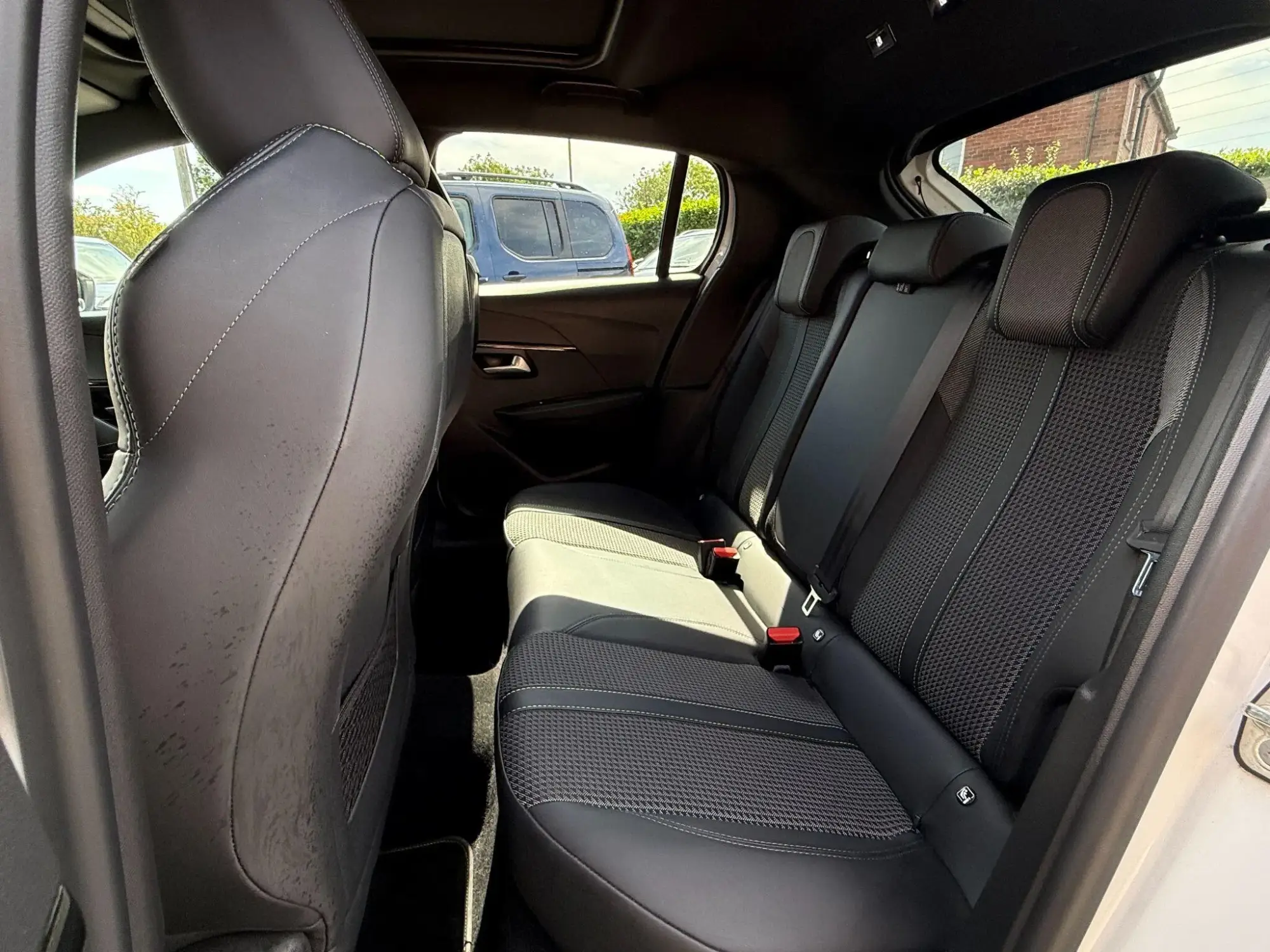 Peugeot 208 Image 16