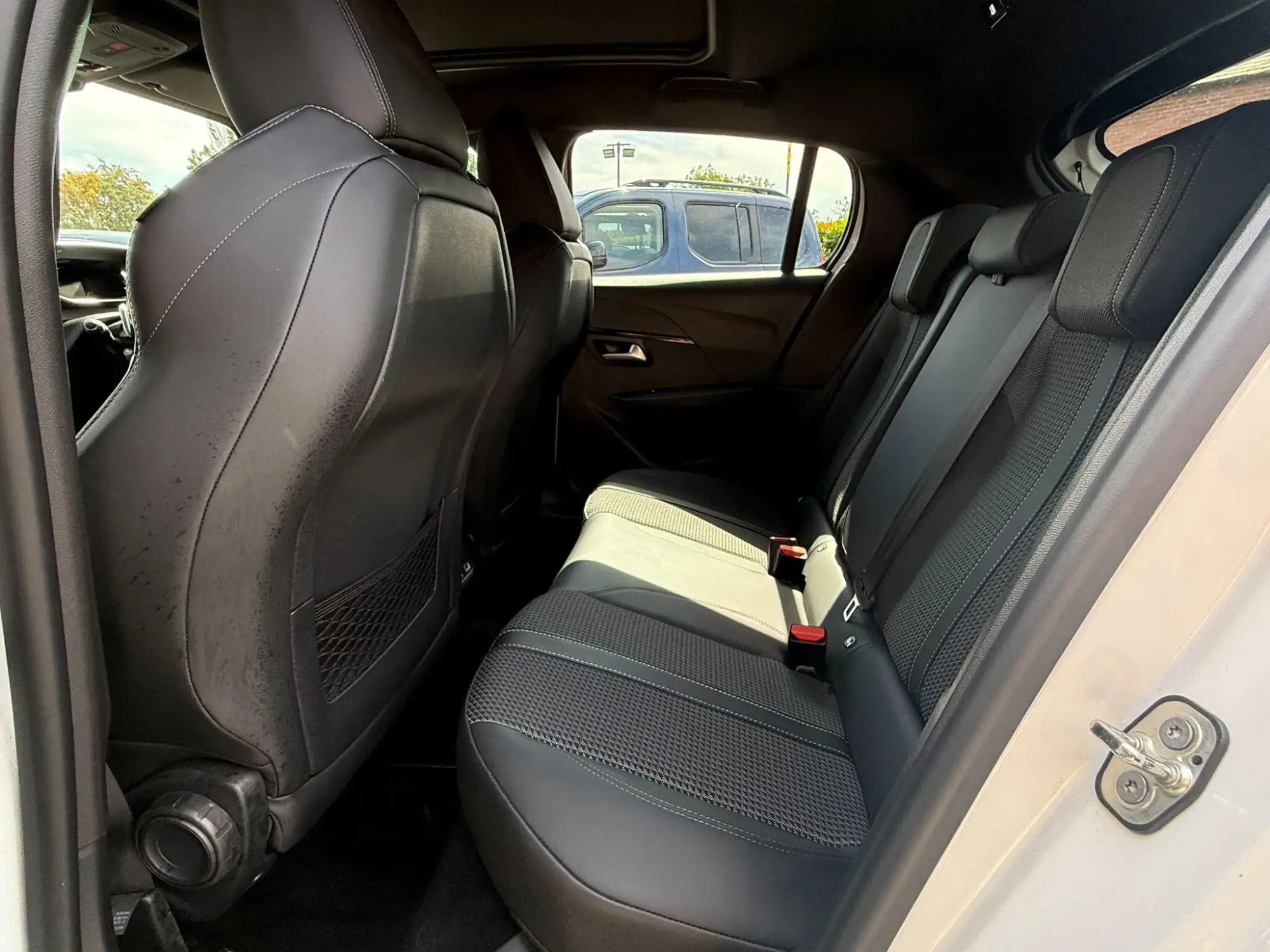 Peugeot 208 Image 17
