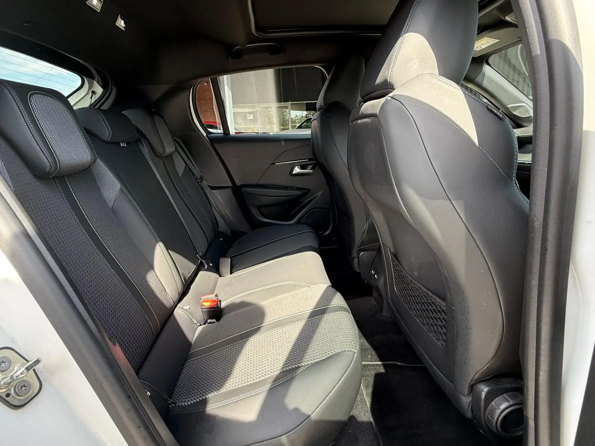 Peugeot 208 Image 18