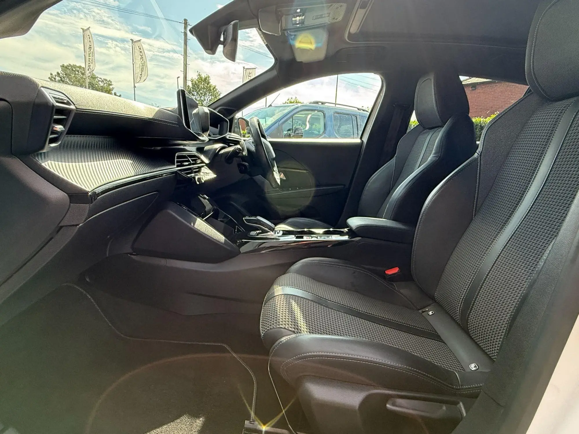 Peugeot 208 Image 32