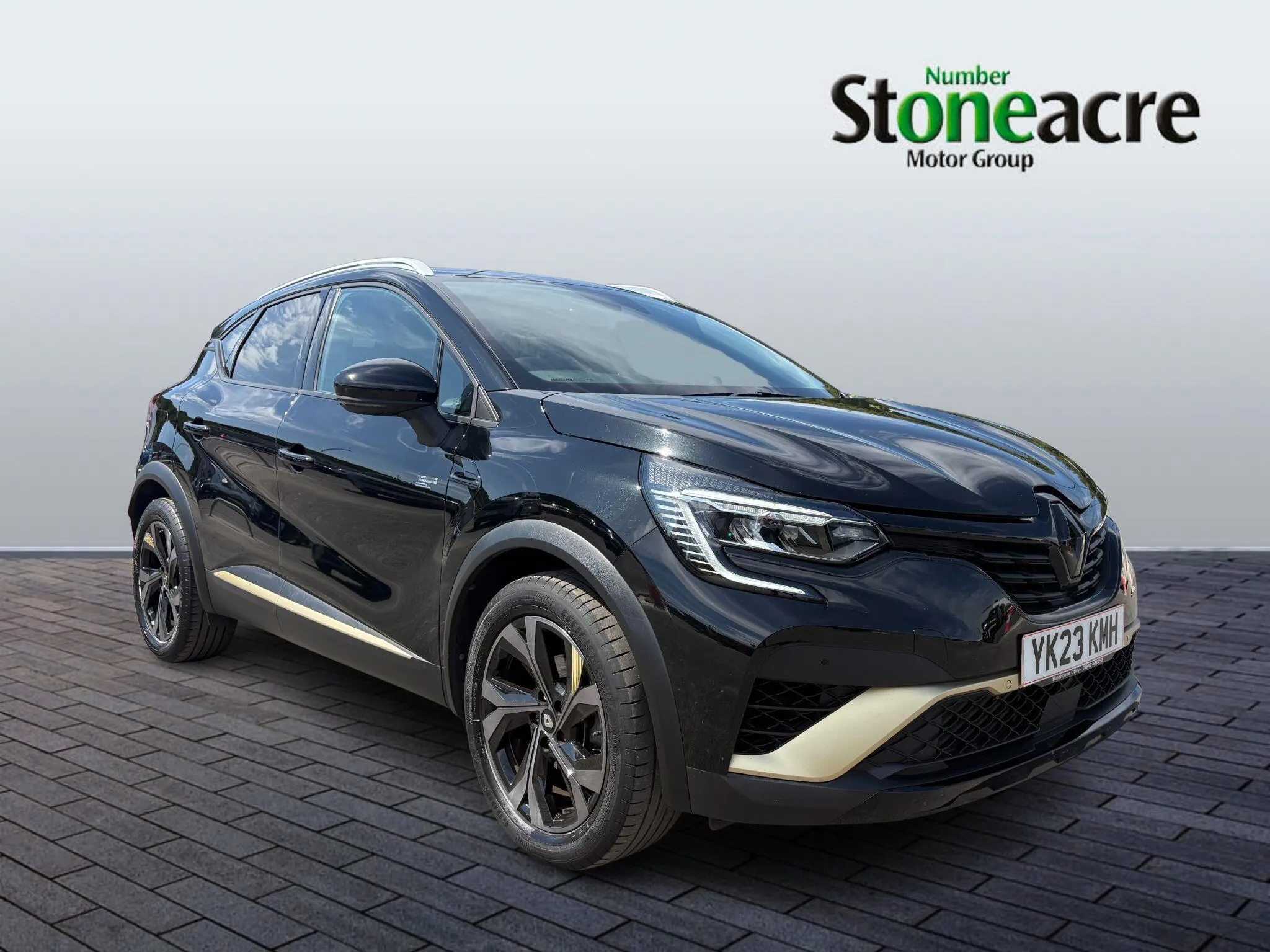 Renault Captur E-Tech listing photo