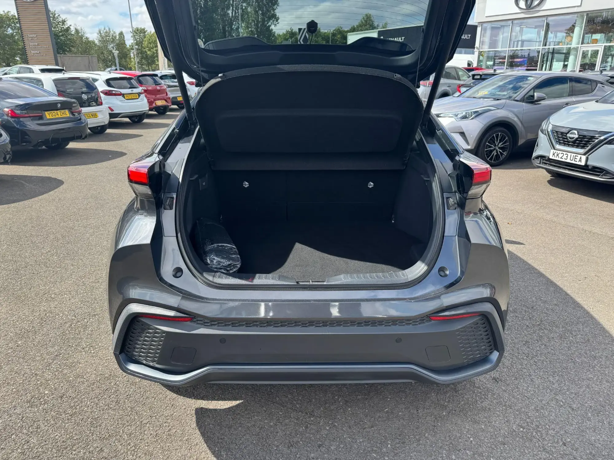 Toyota C-HR Plug-in Hybrid Image 10 Toyota C-HR Plug-in Hybrid Image 10