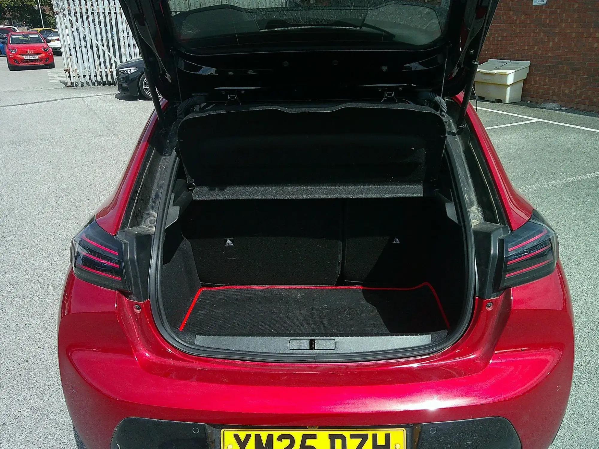 Peugeot 208 Hybrid Image 10 Peugeot 208 Hybrid Image 10