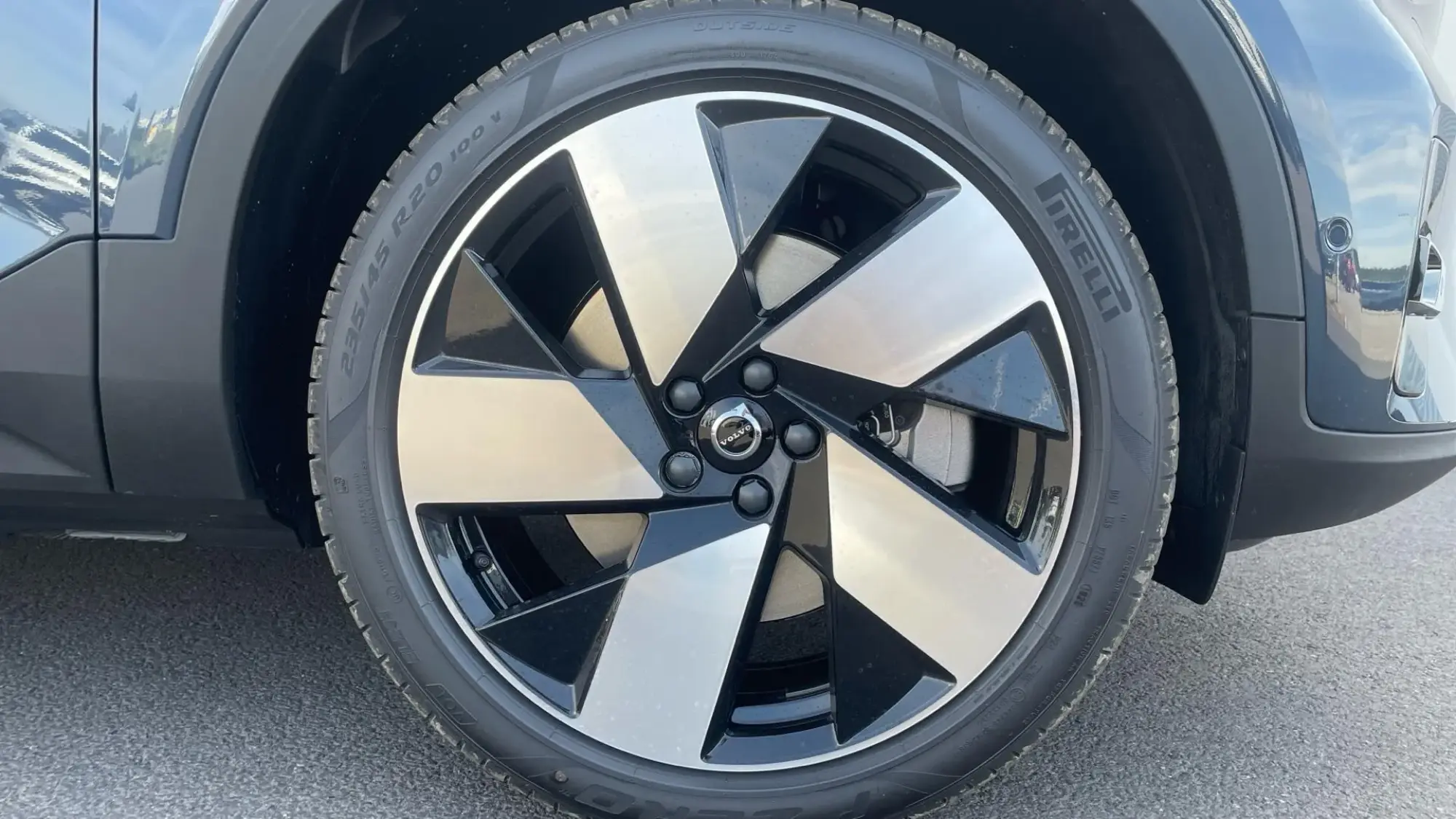Volvo EX40 Image 9