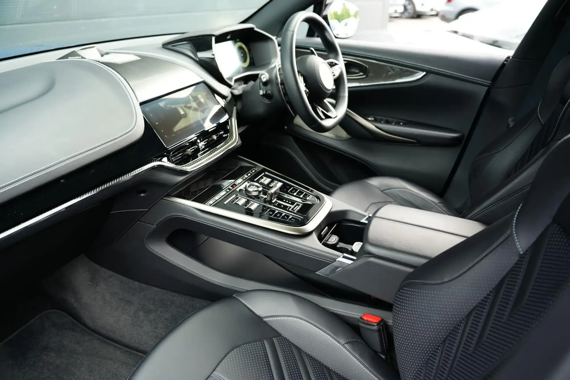 Aston Martin DBX Image 3 Aston Martin DBX Image 3