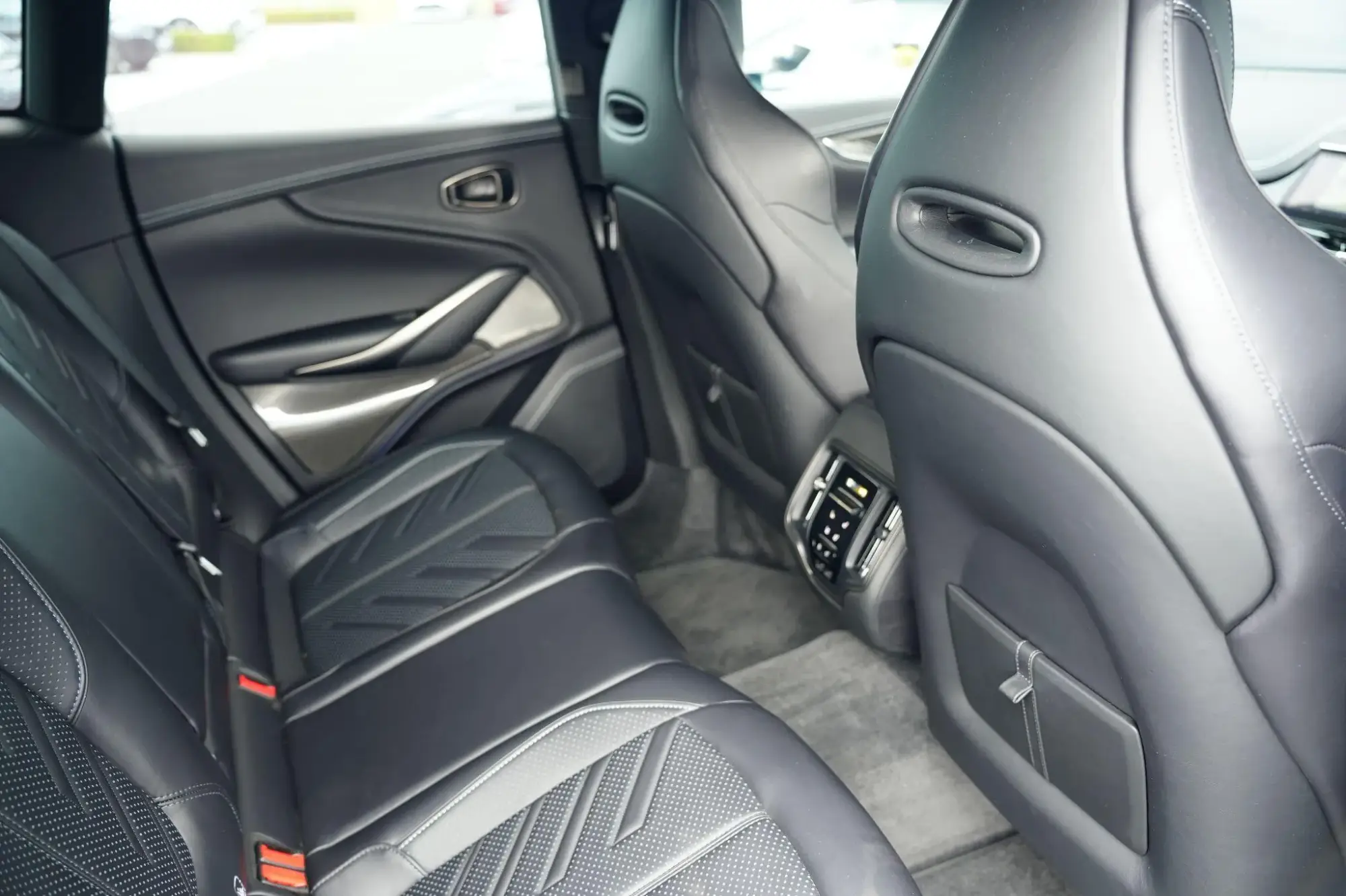 Aston Martin DBX Image 21 Aston Martin DBX Image 21