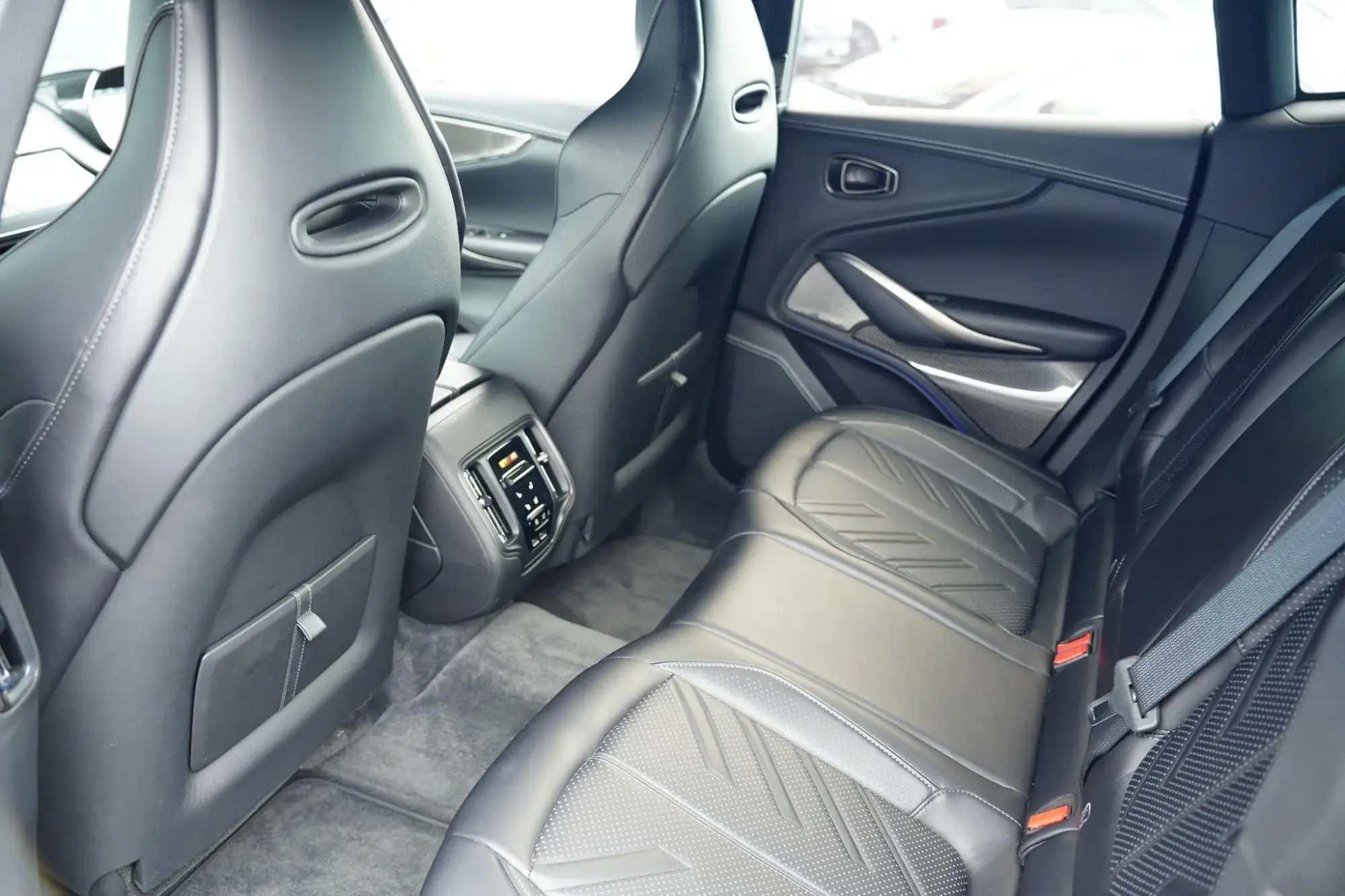 Aston Martin DBX Image 23 Aston Martin DBX Image 23