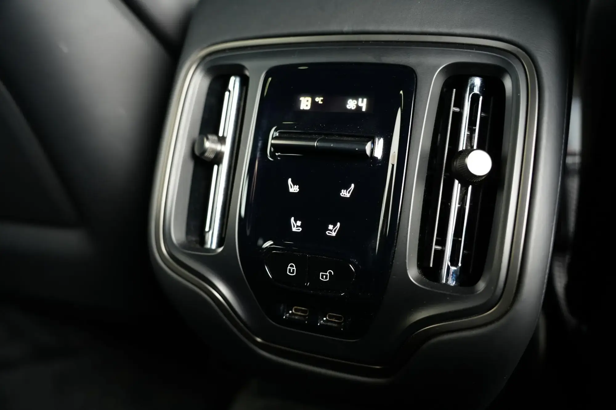 Aston Martin DBX Image 24 Aston Martin DBX Image 24