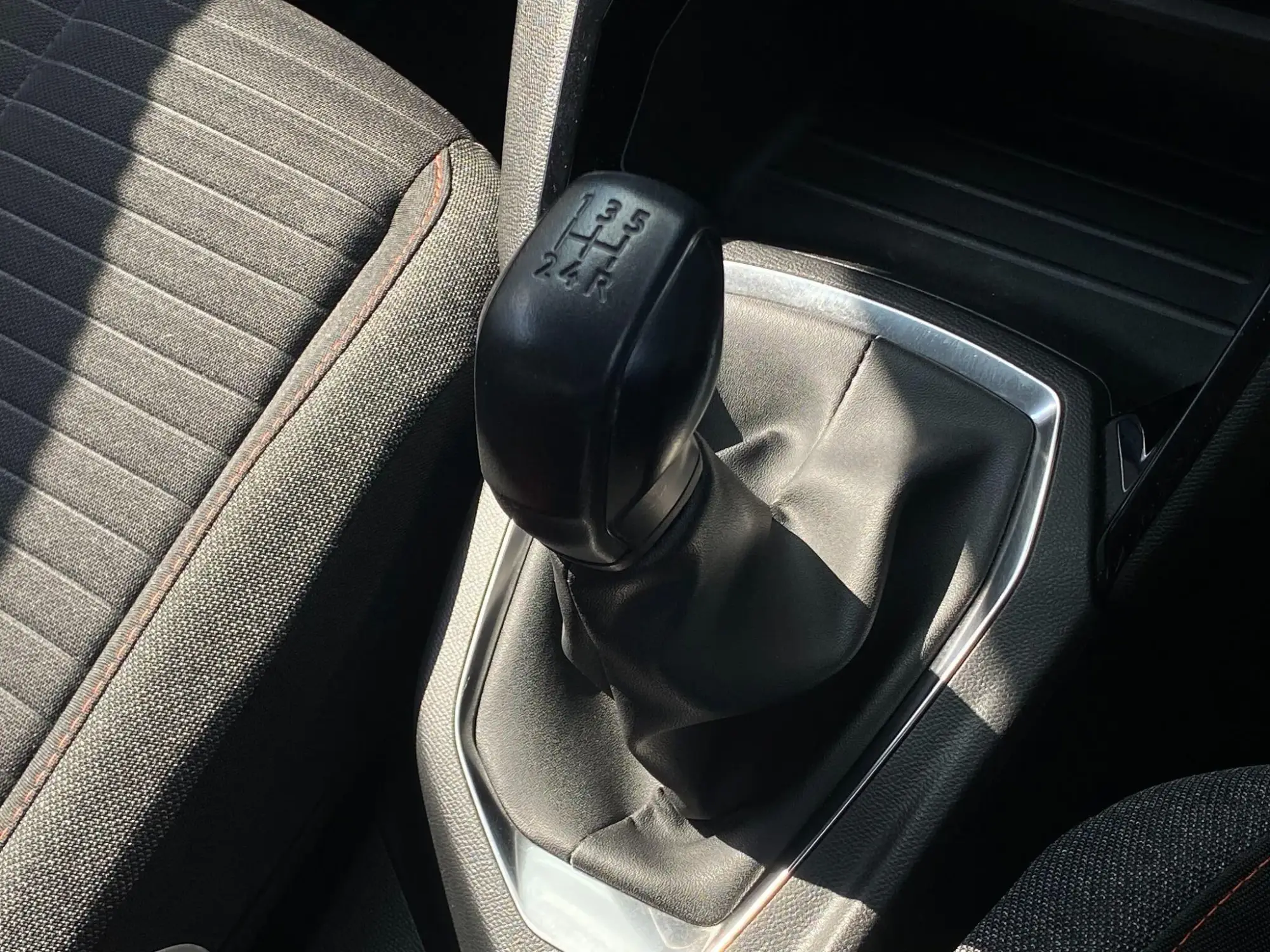 Peugeot 208 Image 9